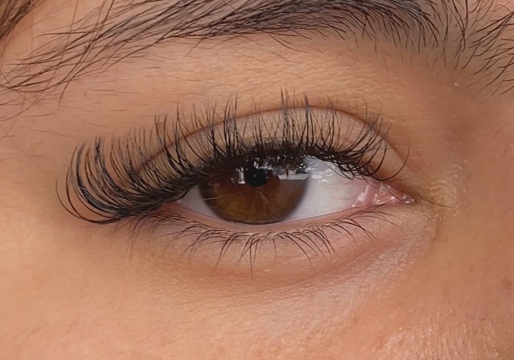 Dm Touch Beauty - The best hybrid full set I've ever had, so professional experience was fantastic very detailed and precise her lash application is the best. - Eyelash Service Near Me - Chicago, Illinois