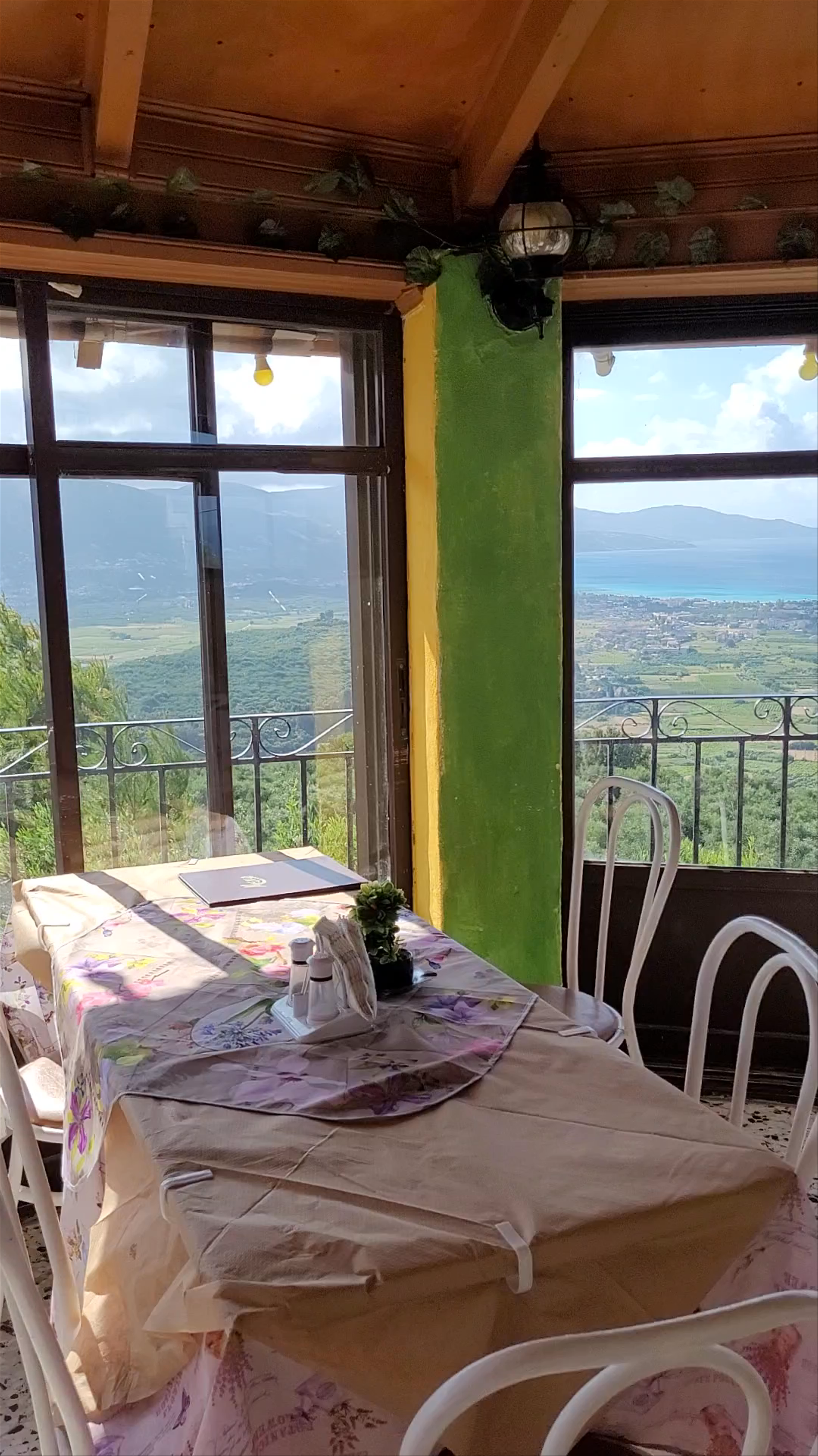 Fioro Tou Levante: A Cozy Greek Hideaway with Stunning Views in Ano Gerakari