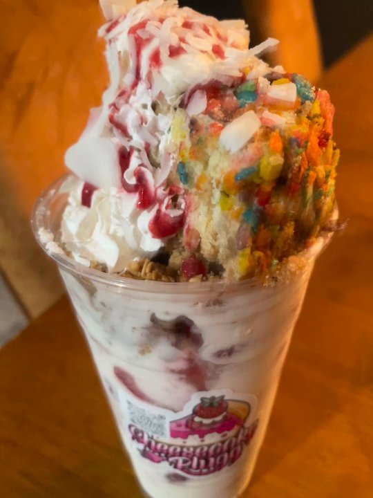 Cheesecake Plugg - Fresas con crema - Desserts Near Me - Oxnard, California