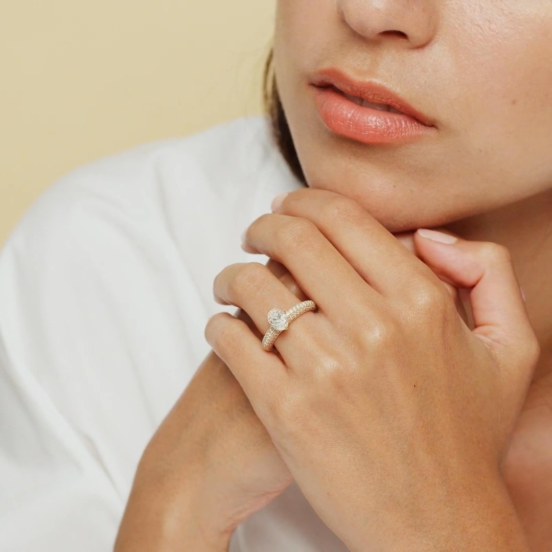 The Curator | Oval | Platinum | bandAccent: Pavé | diamondOrientation: vertical | caratWeight: other