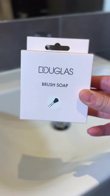 How to clean makeup brushes? - Douglas Brush Soap