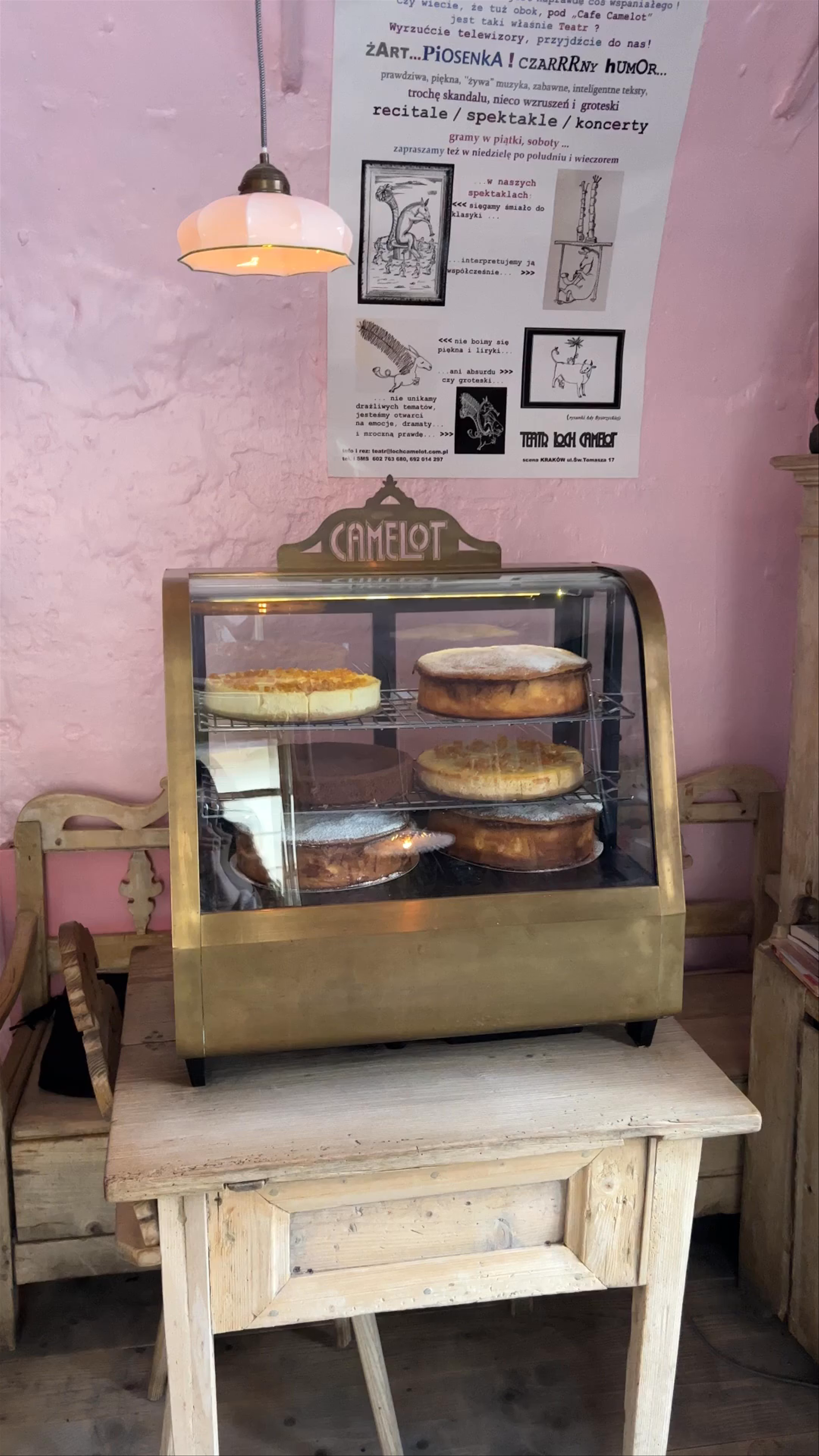 Cozy Vintage Vibes at Camelot Cafe in Kraków