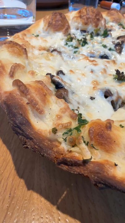 Earls Kitchen + Bar - Kale and Vegan Kale + Mushroom Pizza - Canadian (New) Near Me - Etobicoke, Ontario