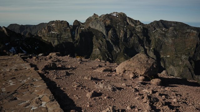 Montañas Rocosas parcialmente cubiertas por nieve