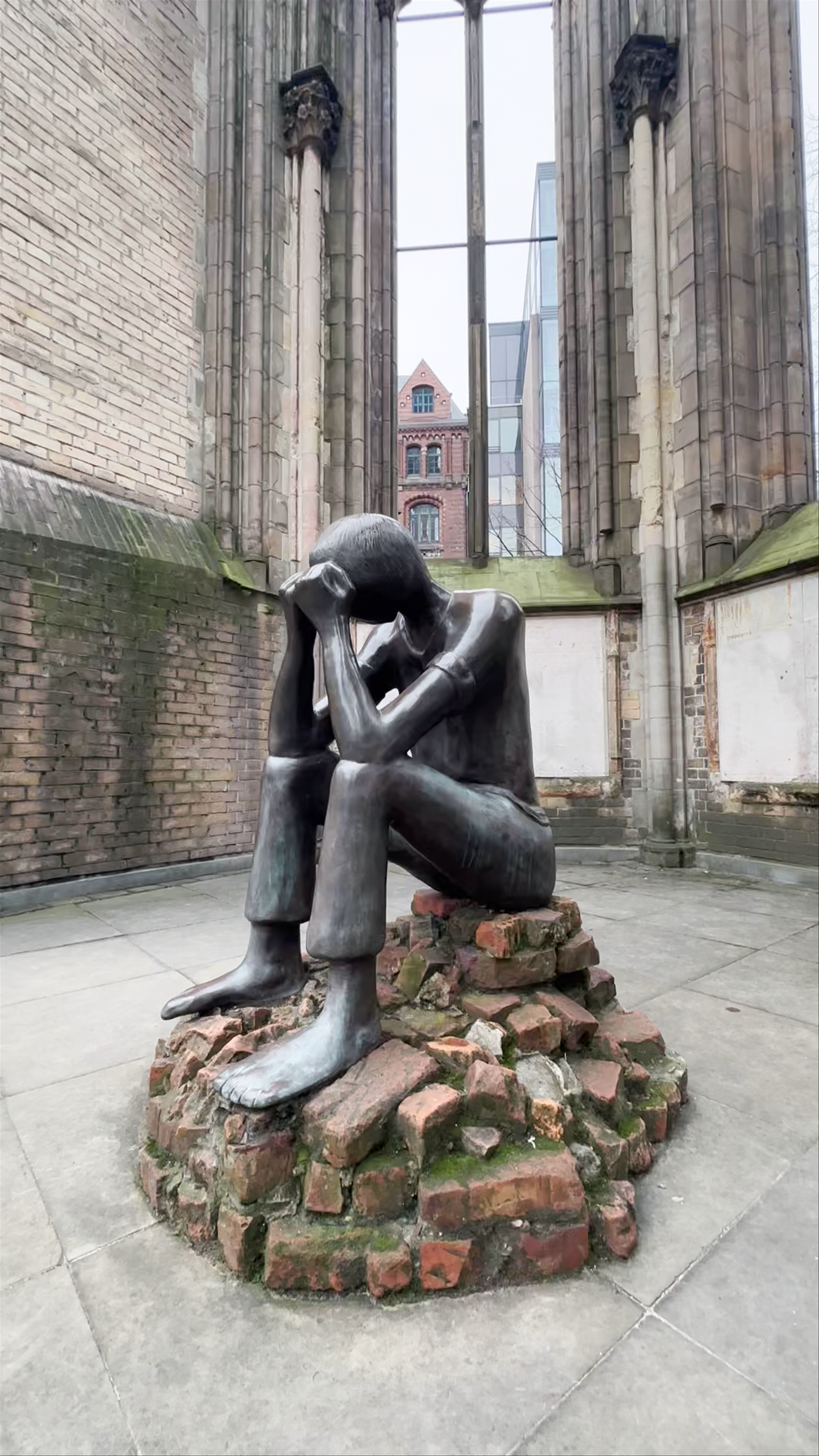 Iglesia de San Nicolás: A Reflective Sculpture in Hamburg’s Historic Ruins