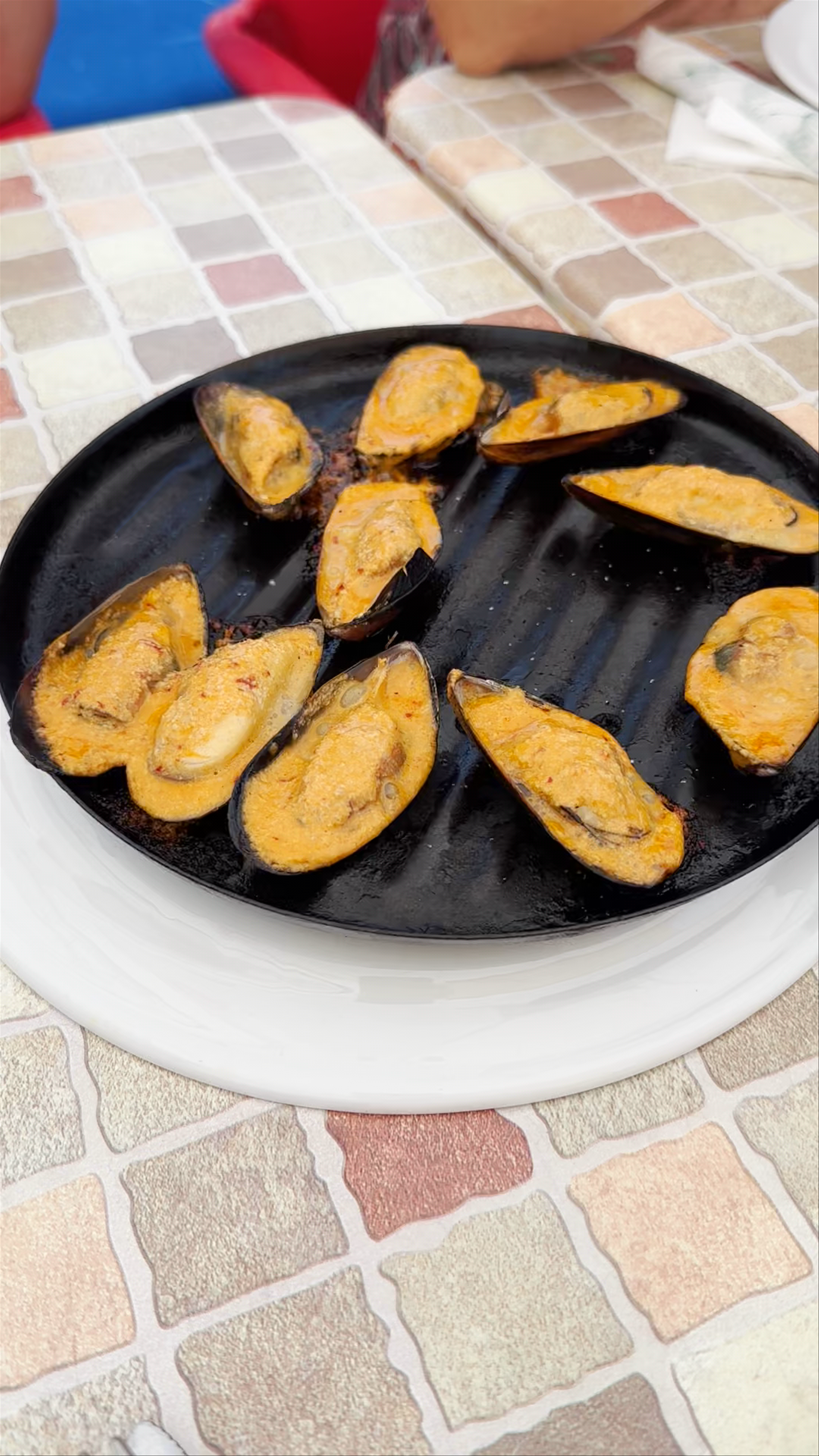 Savoring Grilled Mussels at Los Pescadores, Pozo Negro, Spain