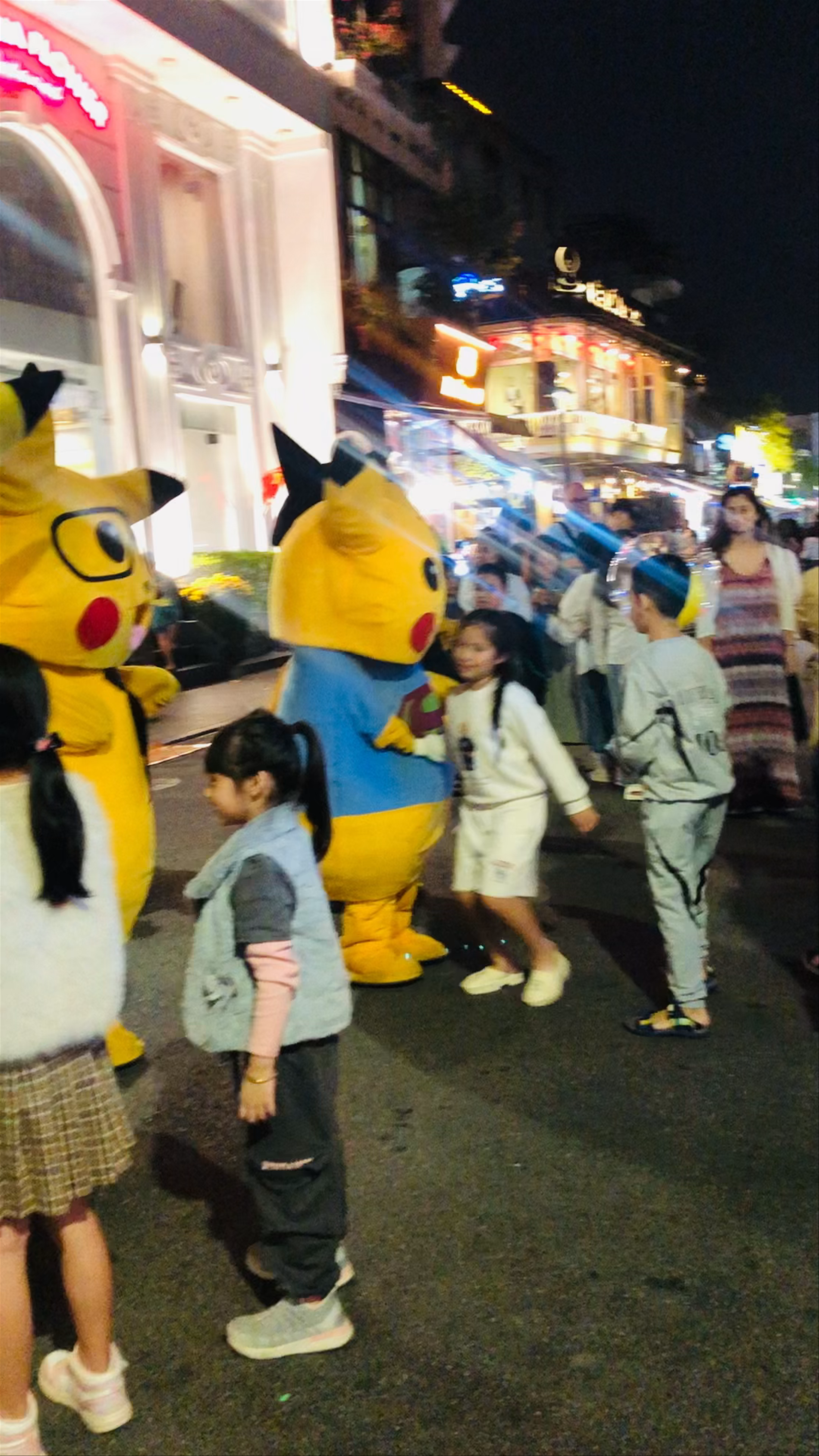 Hue Night Walking Street: Vibrant Nightlife and Family Fun in Thành phố Huế