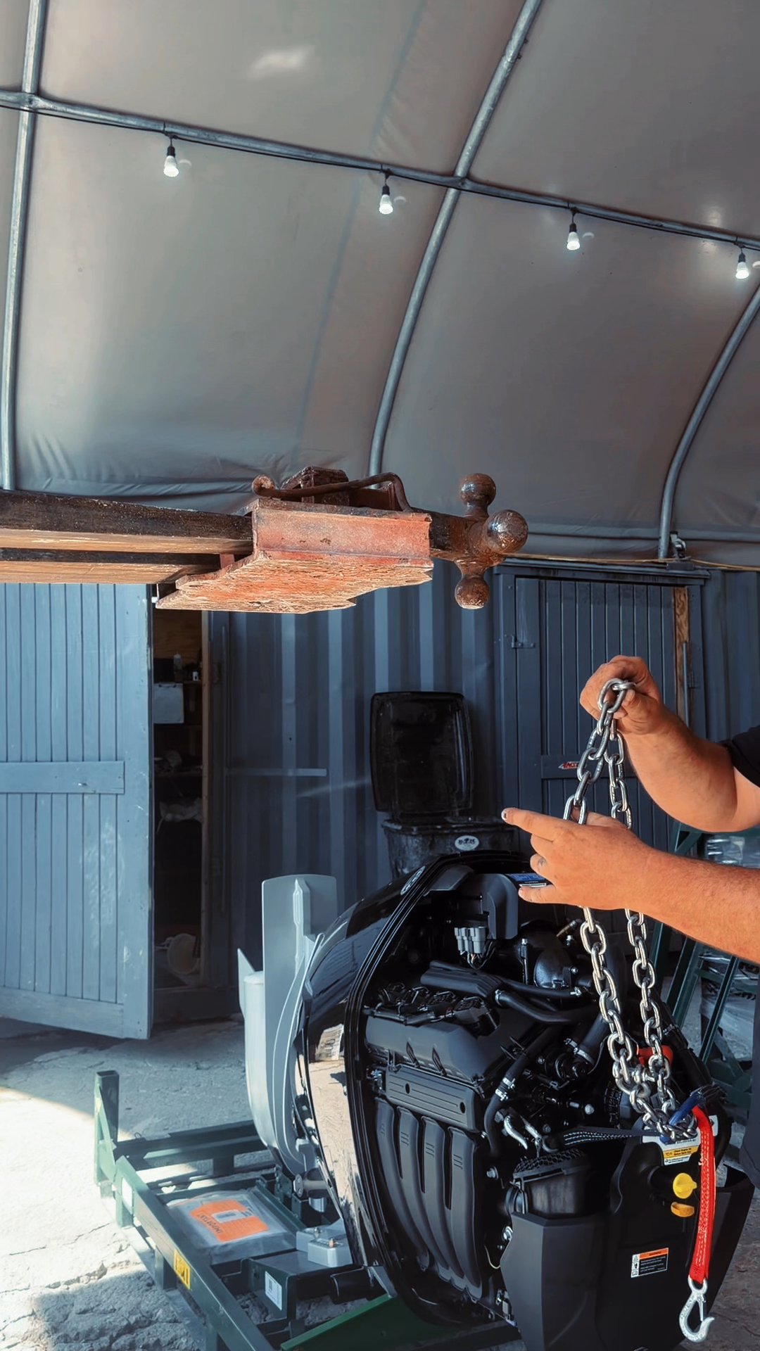 Unboxing a brand new Mercury 425hp outboard.