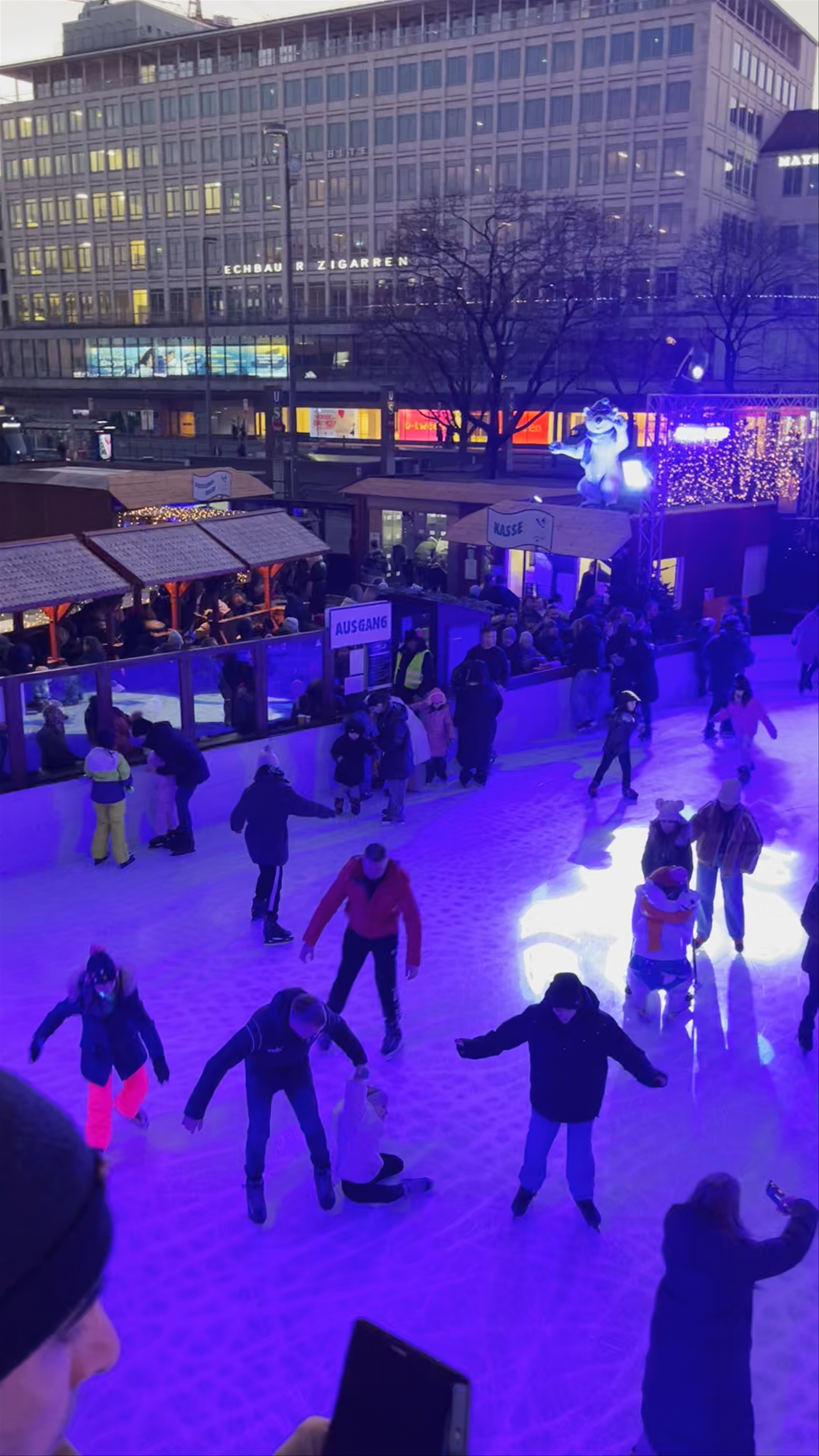 Münchner Eiszauber: Festive Ice Skating at Karlsplatz in Munich