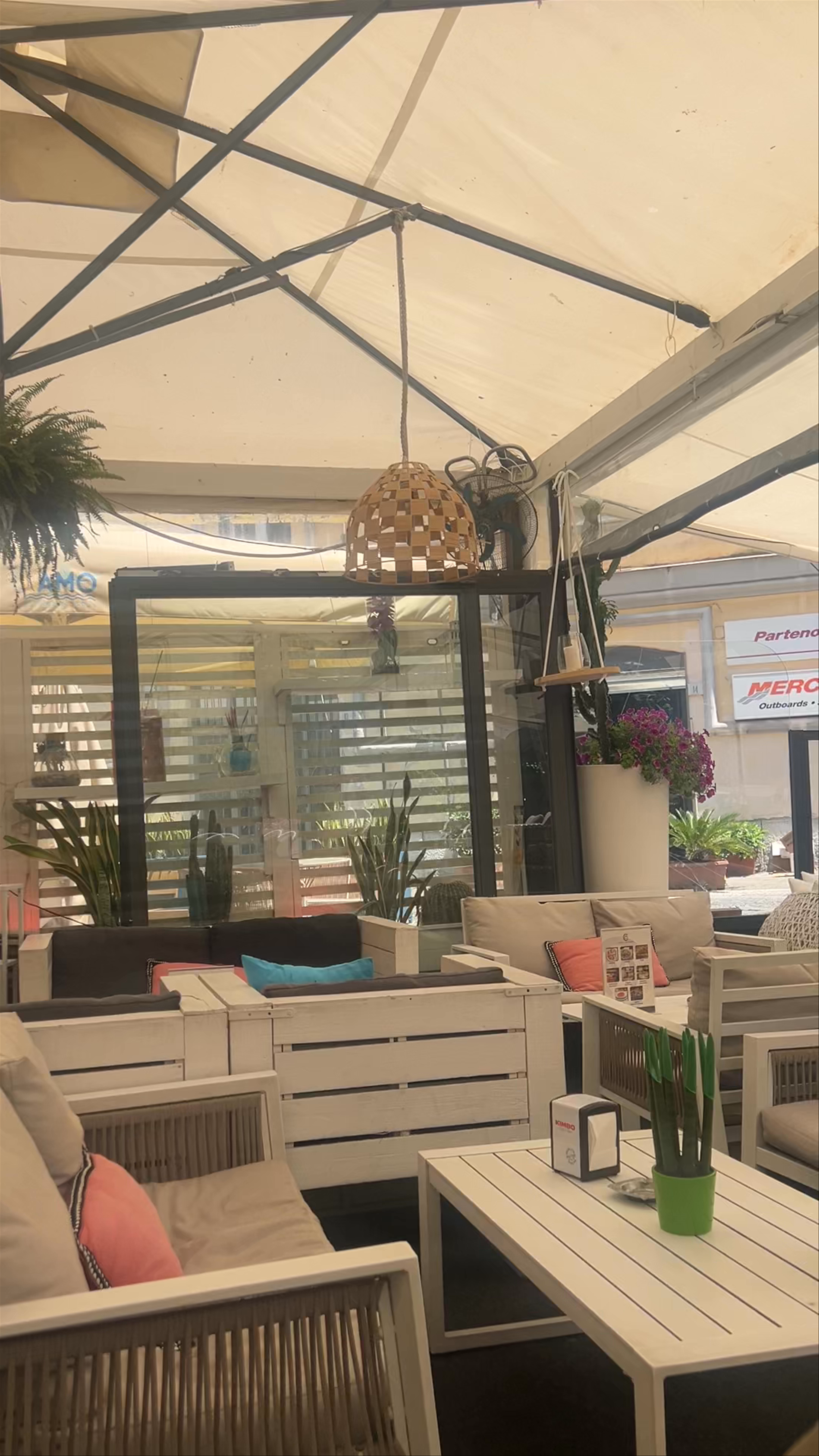 Caffe Megaride: Cozy Outdoor Lounge in Naples