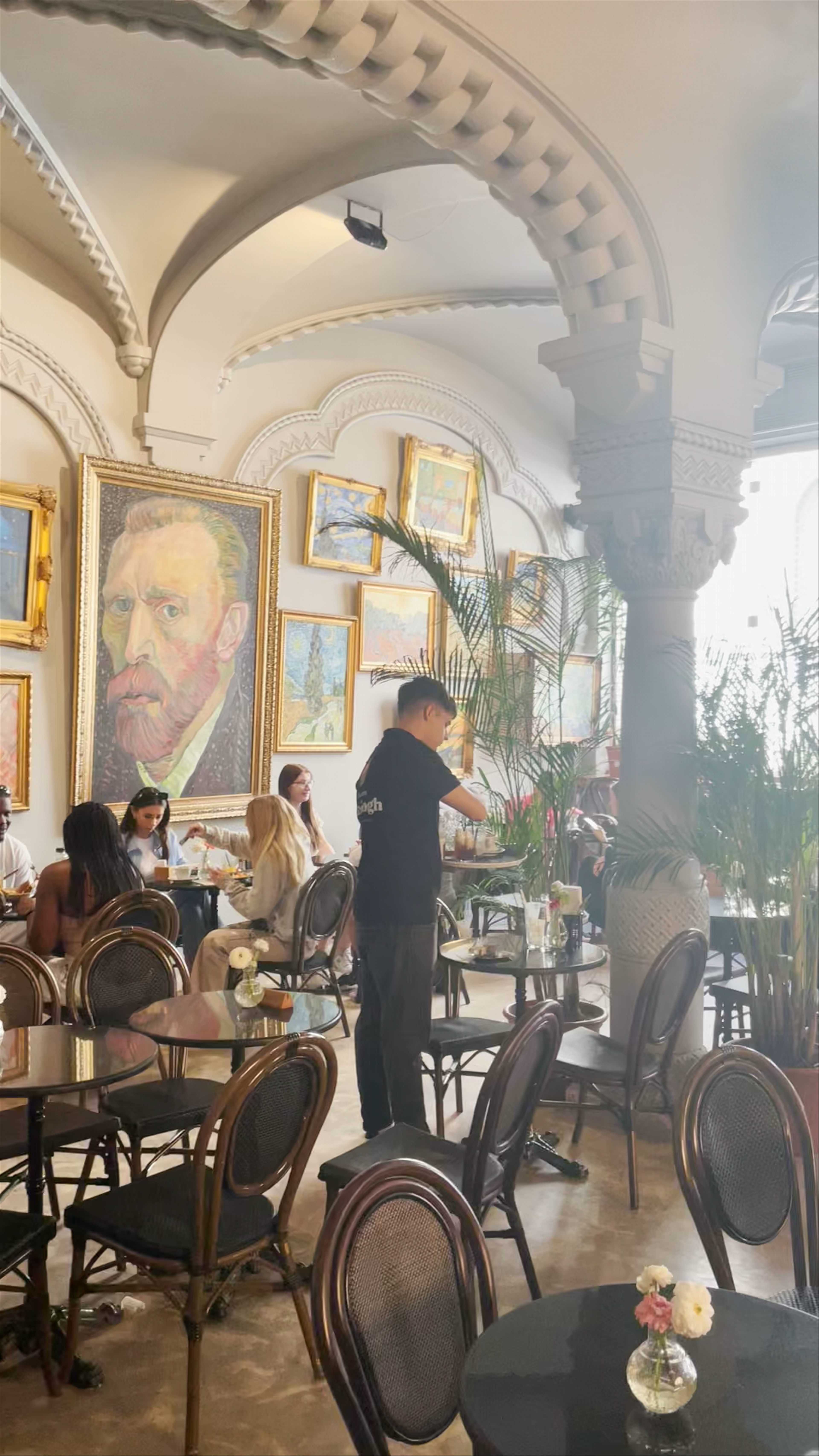 Grand Café Van Gogh: Artistic Elegance in Bucharest