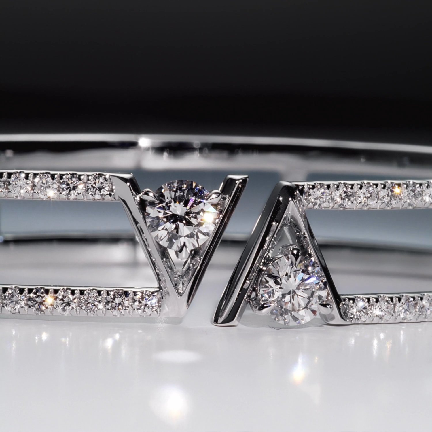 VRAI V Double Row Bangle | Round Brilliant | 14k | White Gold | bandAccent: Plain | wristSize: Medium