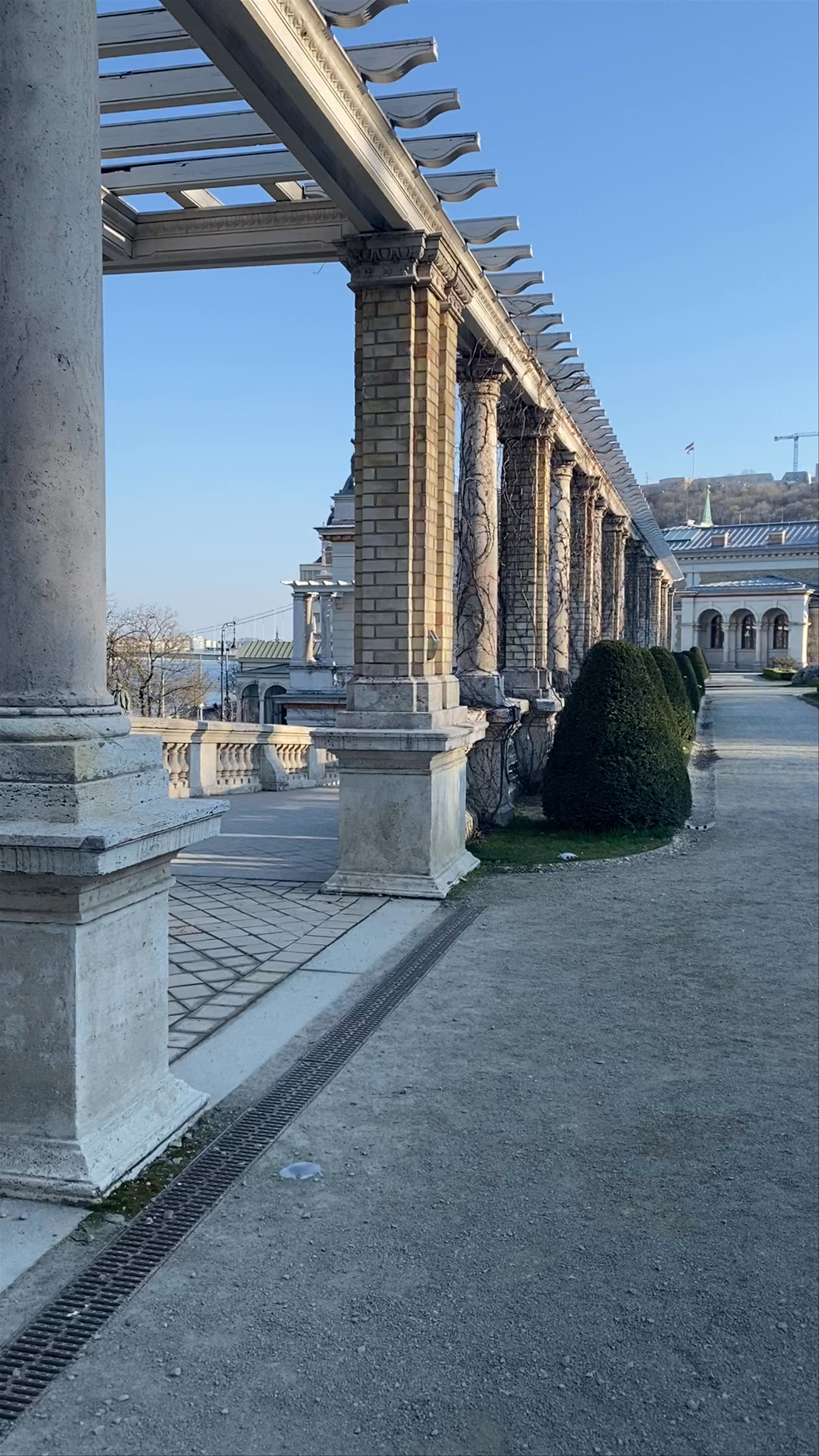 Bazaar de los Jardines del Castillo: Tranquil Historic Garden Walk in Budapest