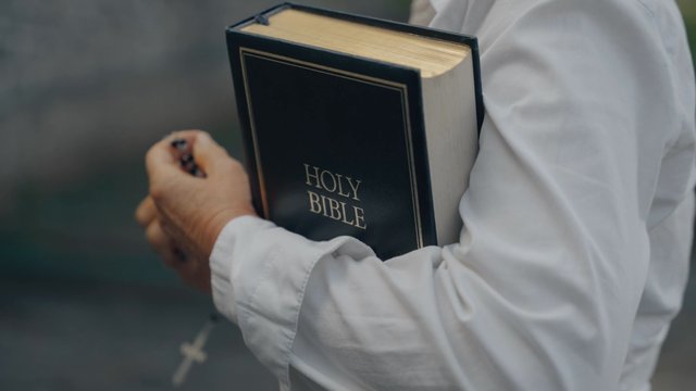 Una mujer con una santa biblia