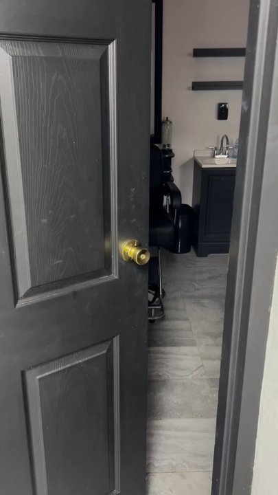 Mid-K Beauty Supply - Hair Studio  Become a Boss Studio for rent $3000 monthly  $820 per chair Contact: Adero or Manny for serious inquiries - Cosmetics & Beauty Supply Near Me - Phoenix, Arizona