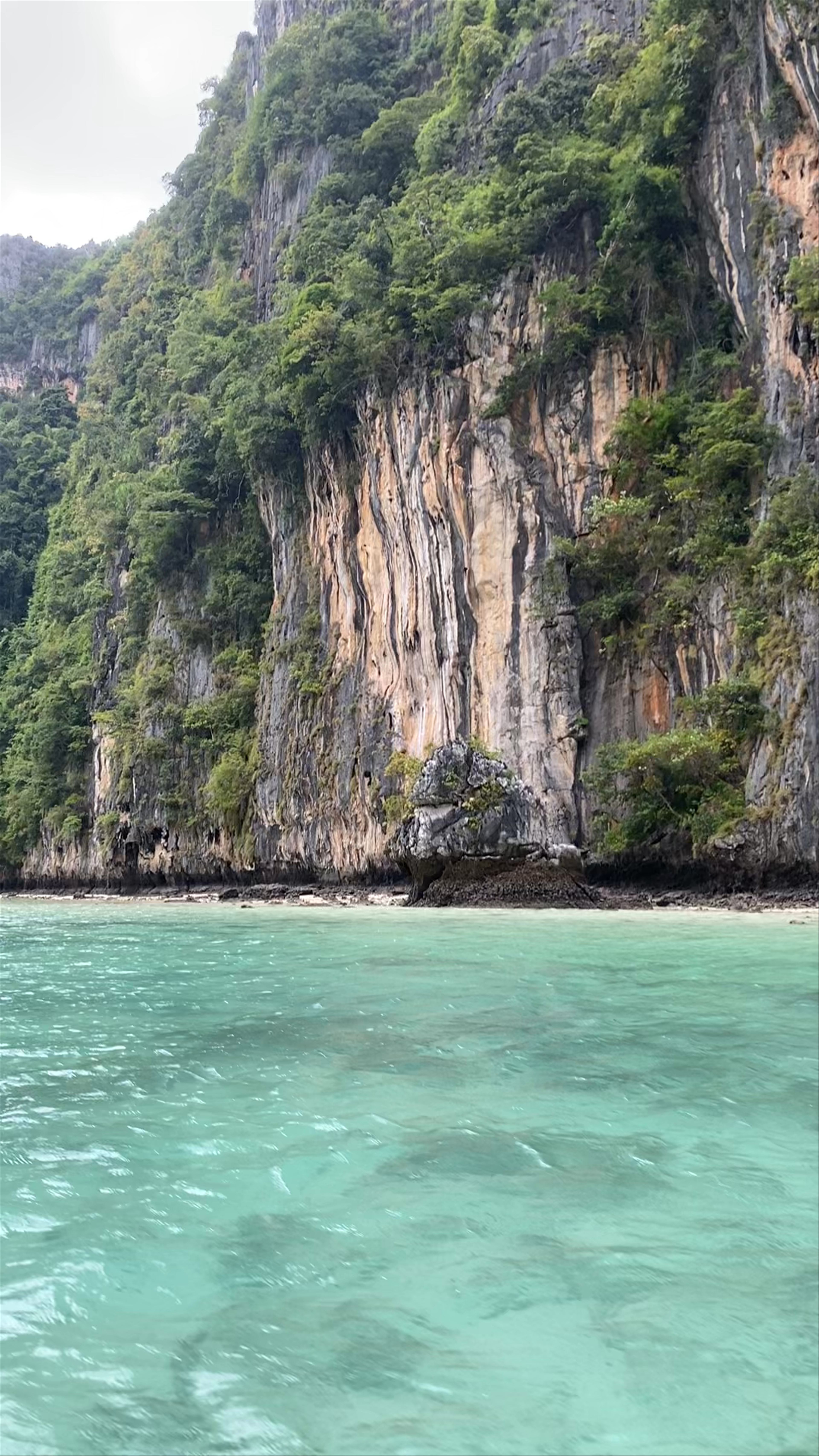 Pi Leh Bay: Serene Turquoise Waters & Dramatic Cliffs in Krabi, Thailand