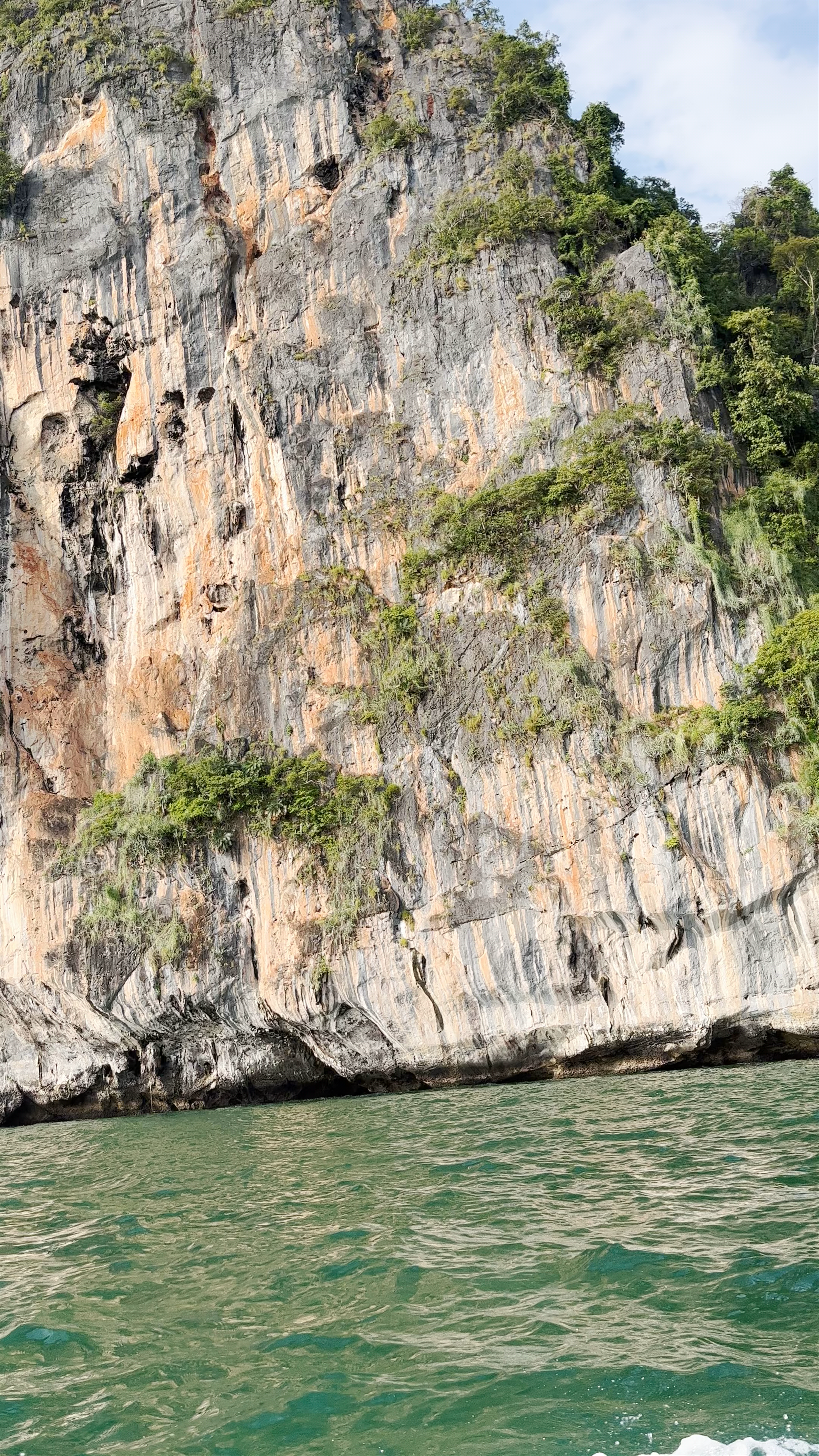 Hong Island Scenic Limestone Cliffs and Vibrant Turquoise Waters in Krabi, Thailand