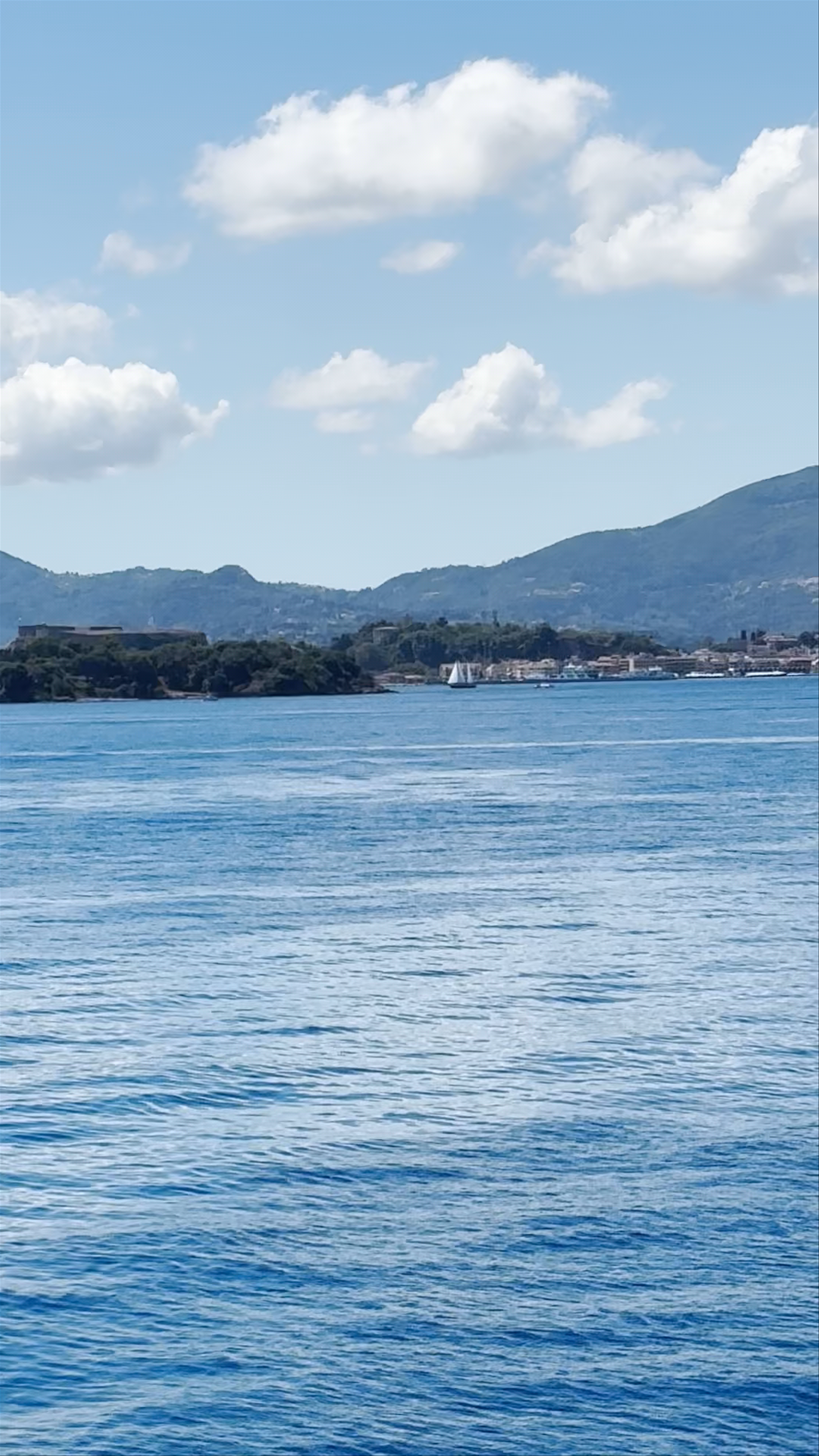 Βράχος Καπαρέλλι Φάρος Περιστερέ: Serene Coastal Escape in Peristeres, Greece