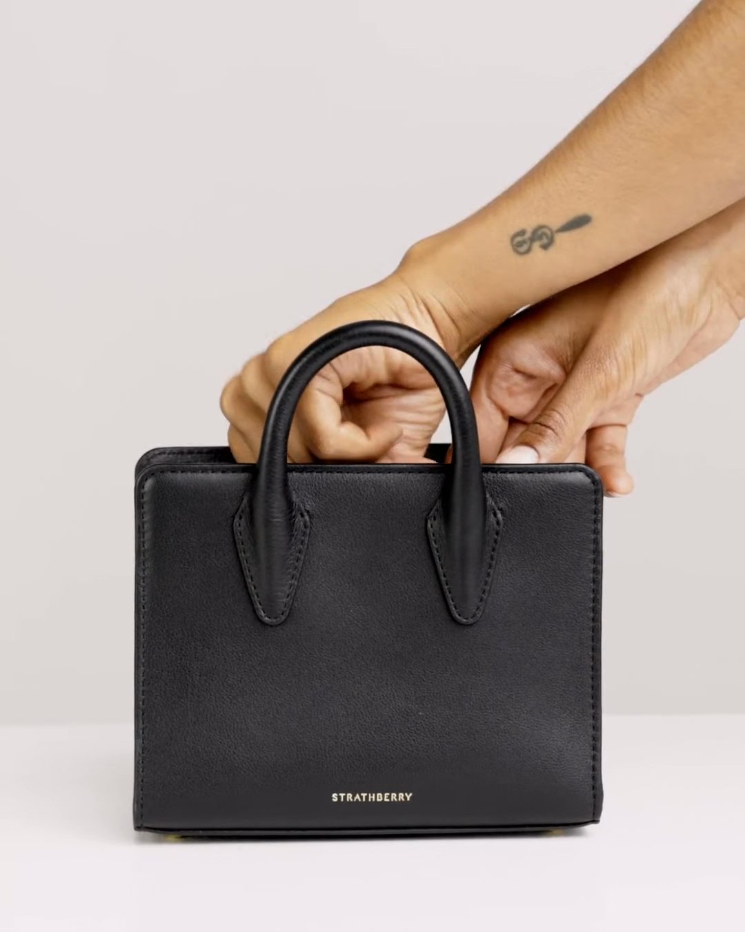 ストラスベリー - Nano Tote - トップハンドルレザーミニトート - 黒 