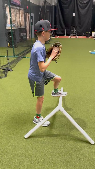 Level Up Athletics - Pitching drills with Coach Loconsol - Batting Cages Near Me - St. Charles, Illinois