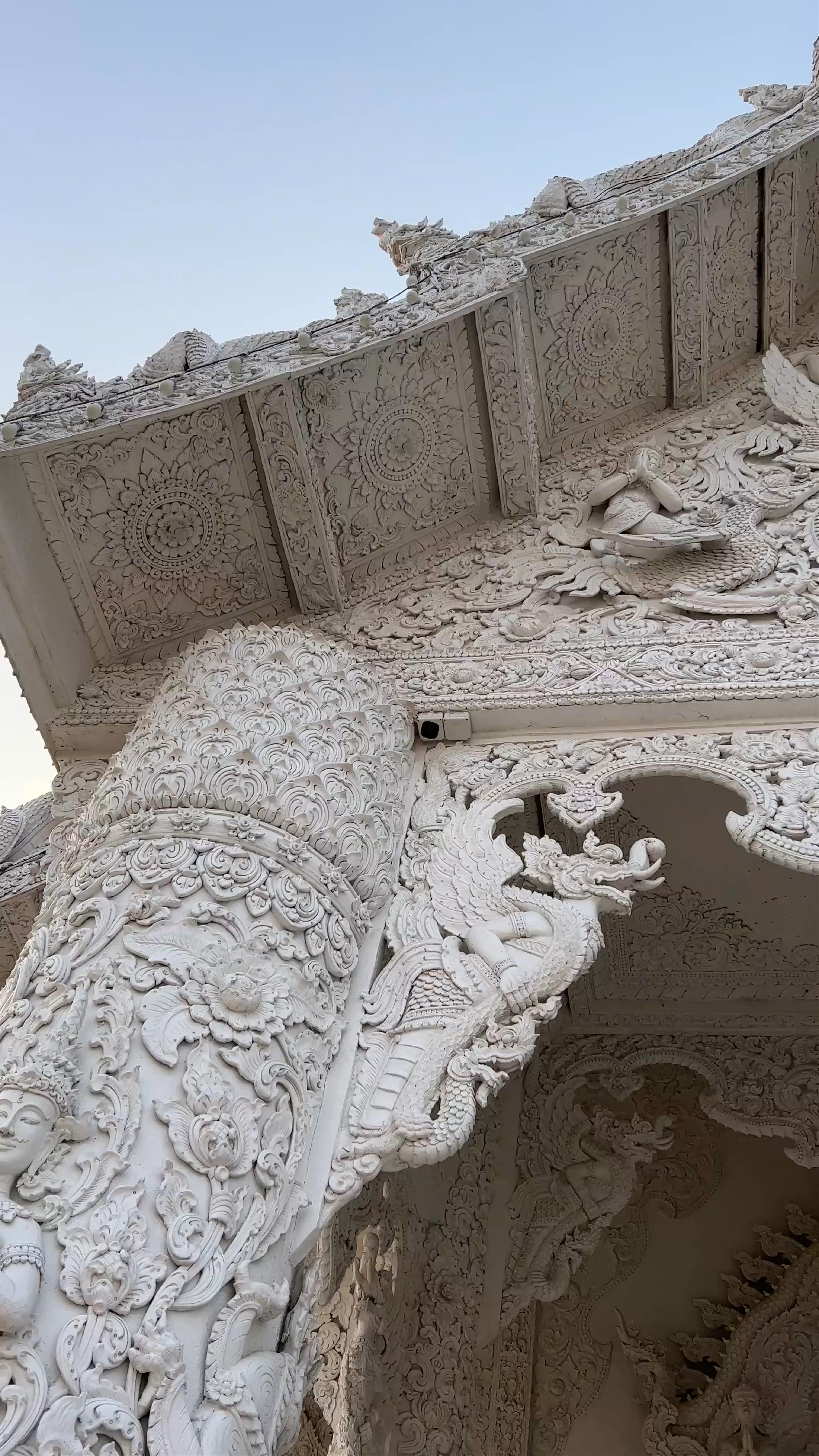 Wat Huay Pla Kang: Intricate White Temple Artistry in Chiang Rai
