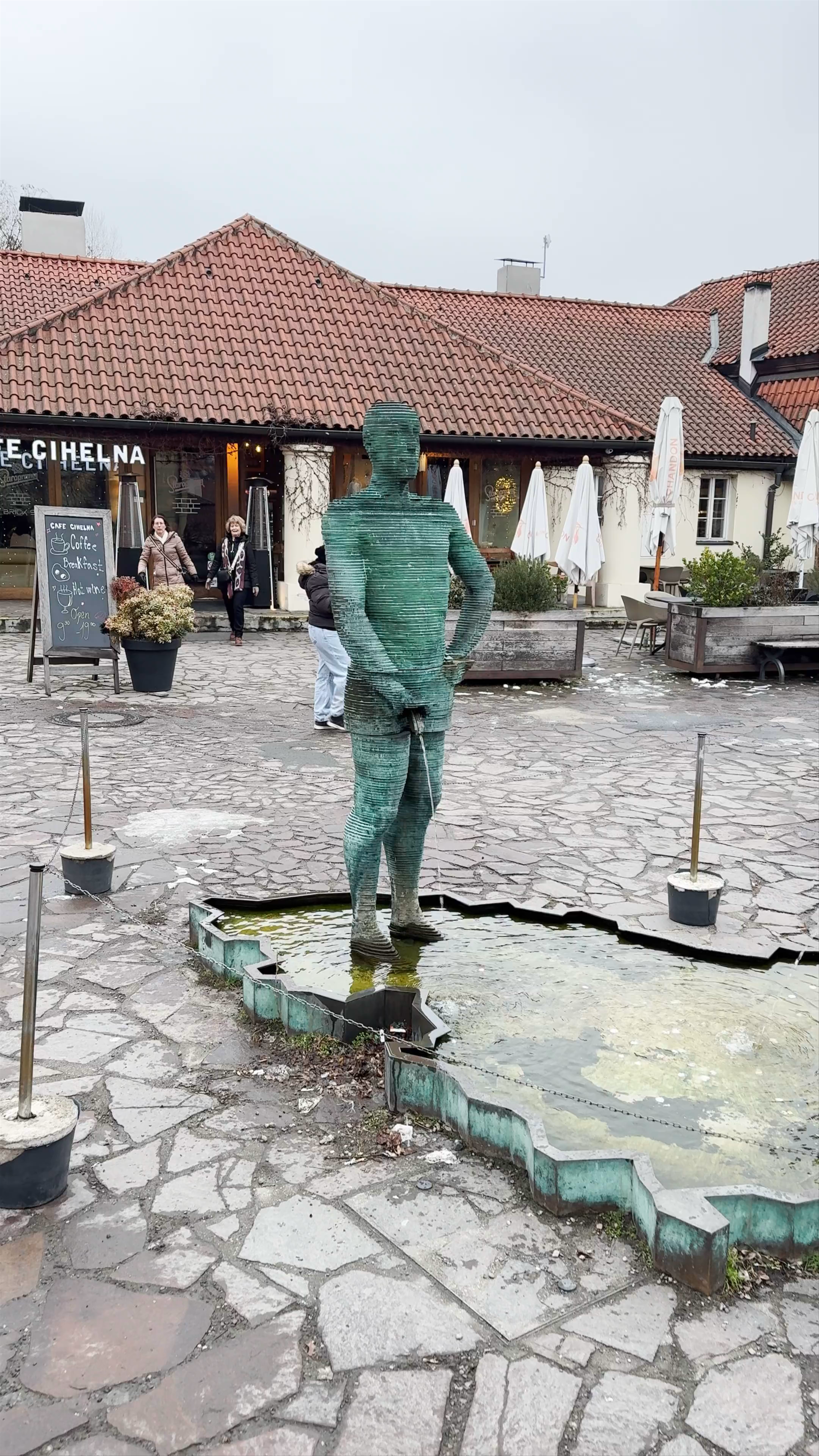 Čůrající postavy