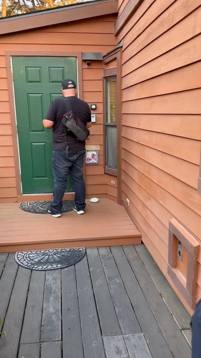 White Rock Resort - Entering the cabin #19 - Vacation Rentals Near Me - Smith River, California