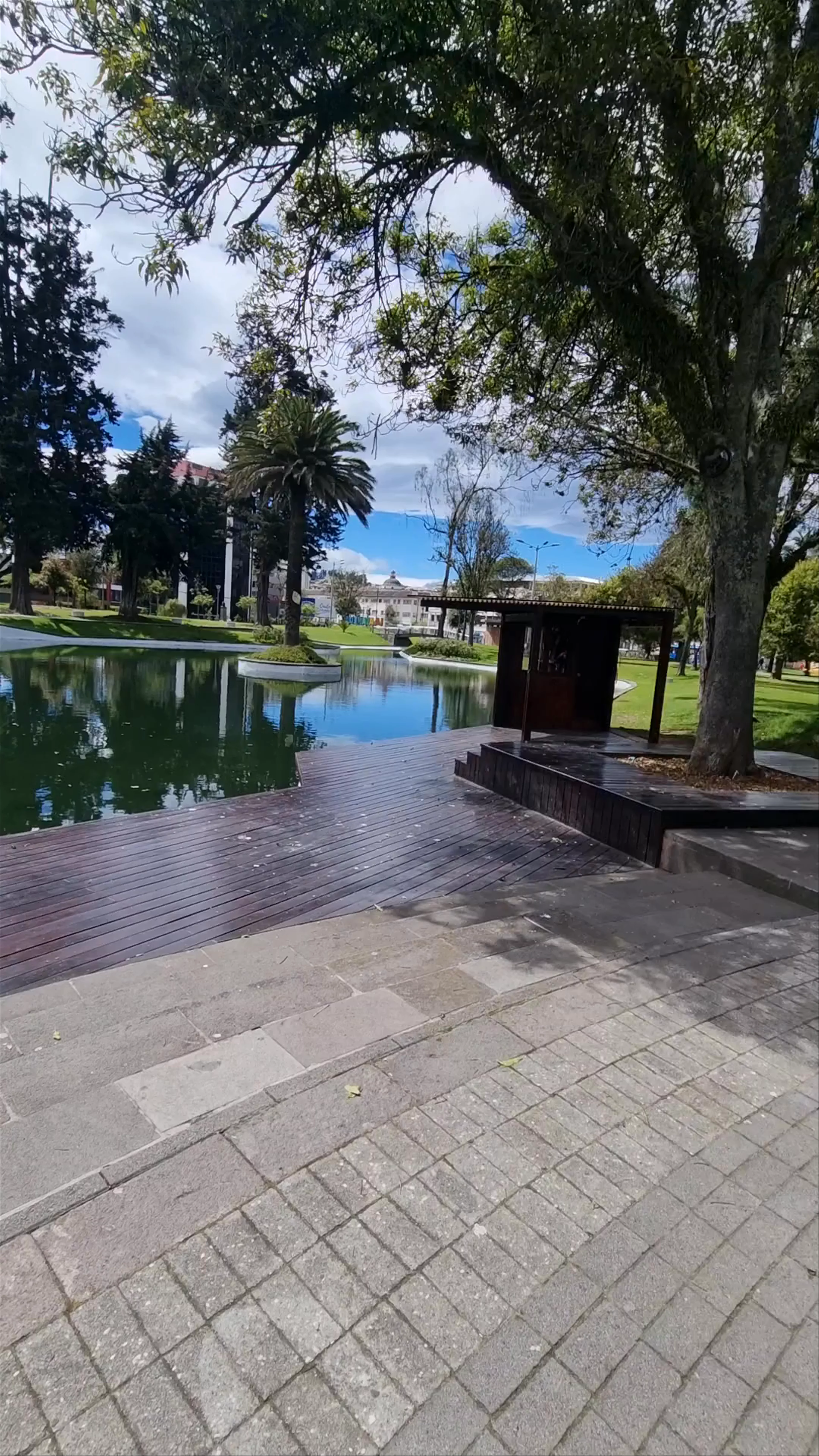 Parque La Alameda, Avenue Gran Colombia