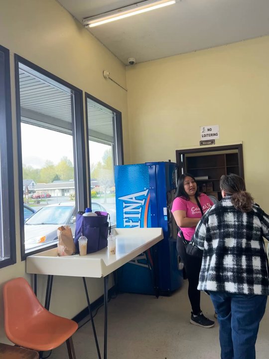 Washboard Laundry - The employee in question, talking to said customers about us. this is all we were able to get about her. She is the woman in the flannel. - Laundromat Near Me - Mount Vernon, Washington