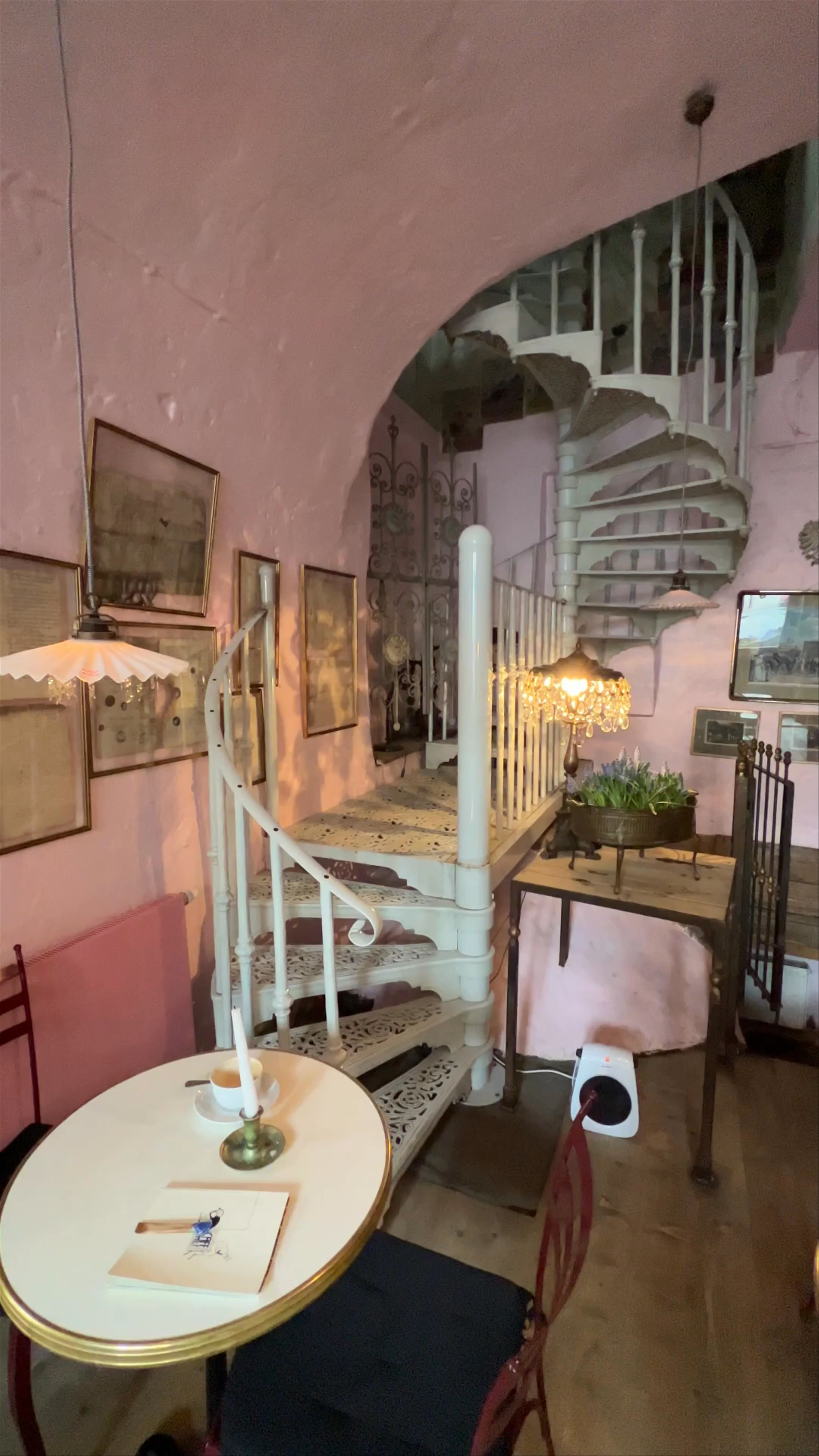 Cozy Vintage Charm at Camelot Cafe, Kraków