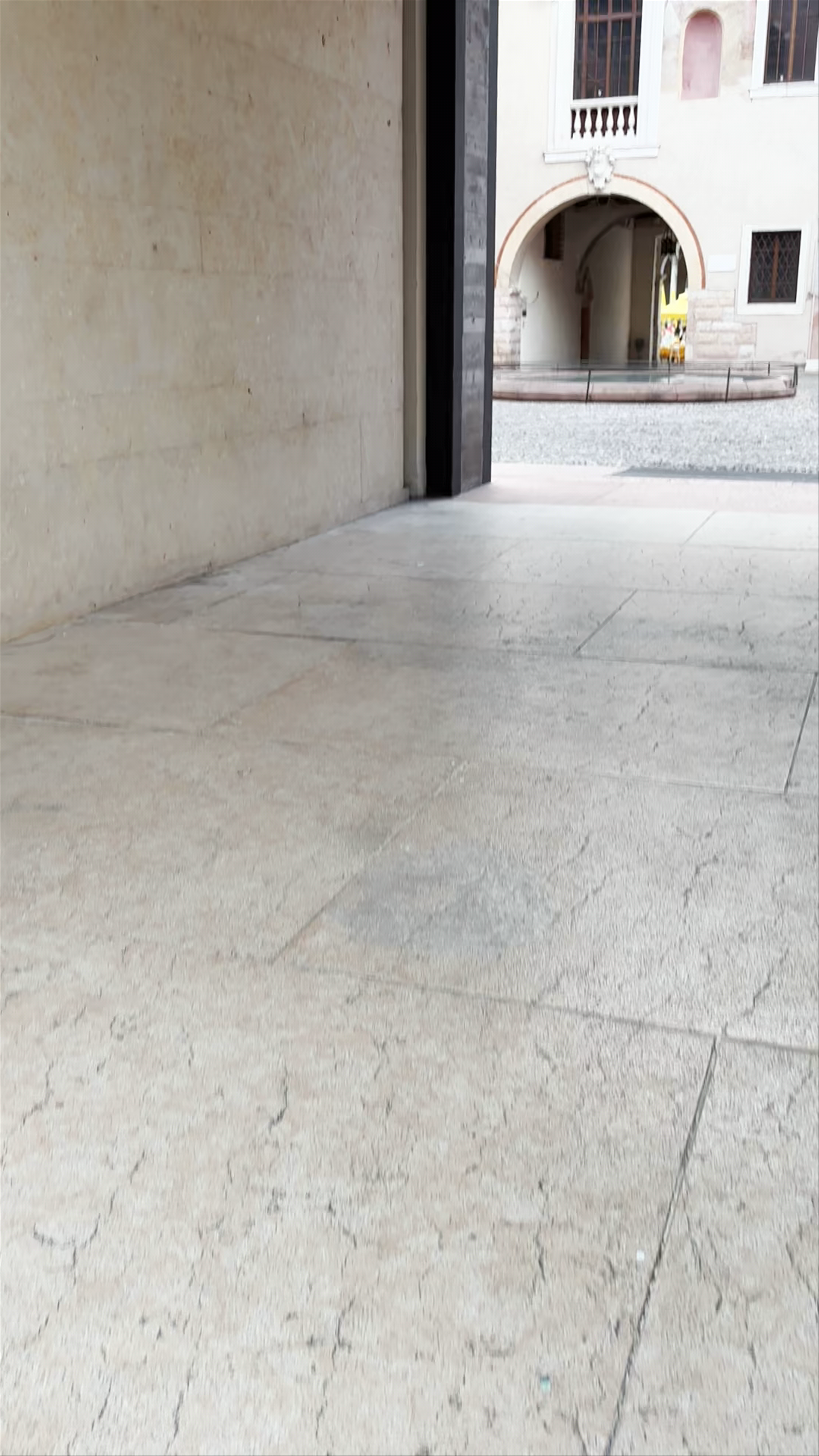 Historic Archways and Quiet Courtyard at Cortile del Tribunale, Verona