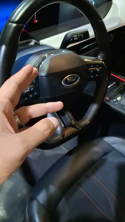 فورد تورس Titanium 2023