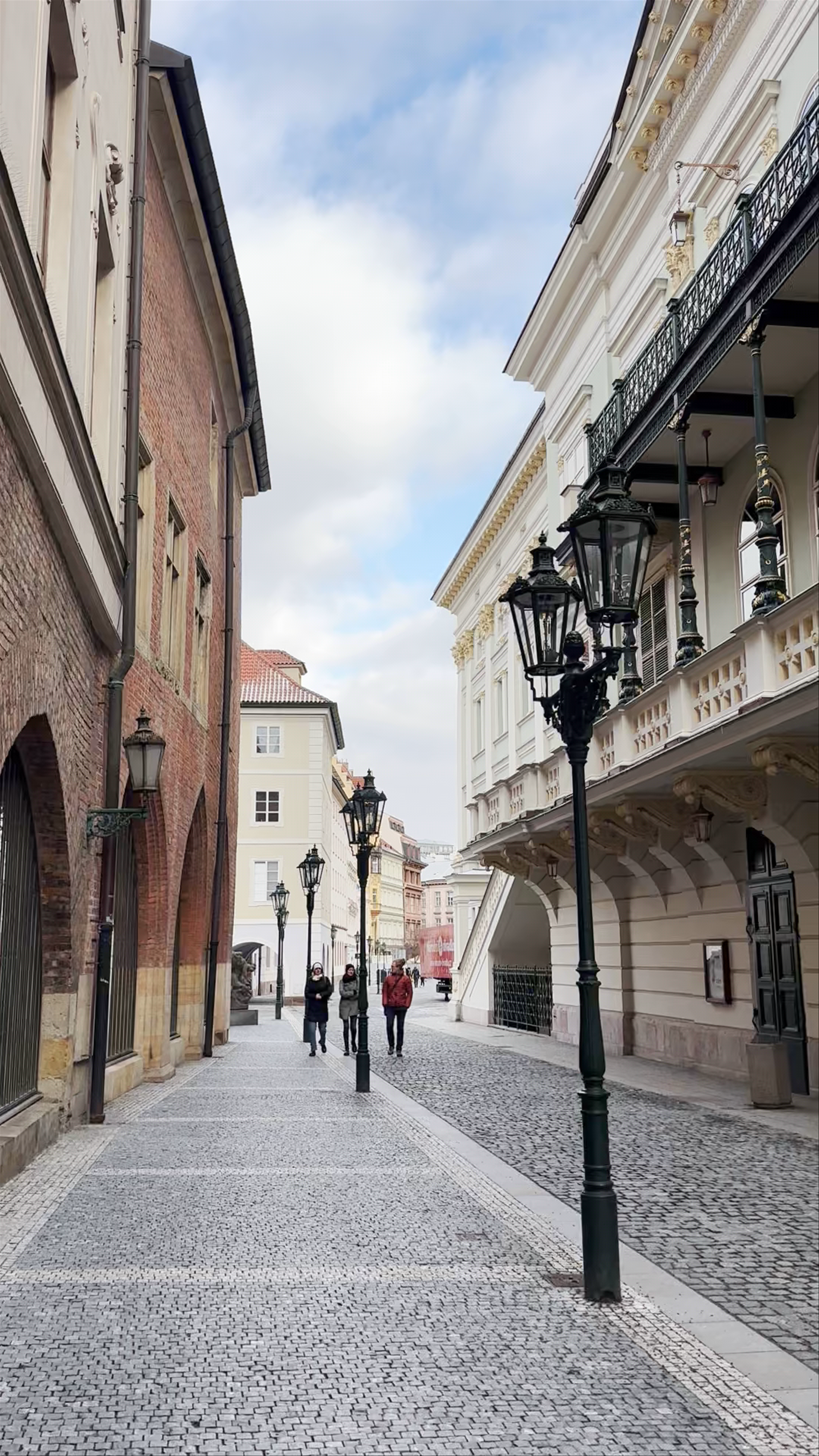 Teatro Estatal de Praga: Historic Elegance in Prague's Old Town