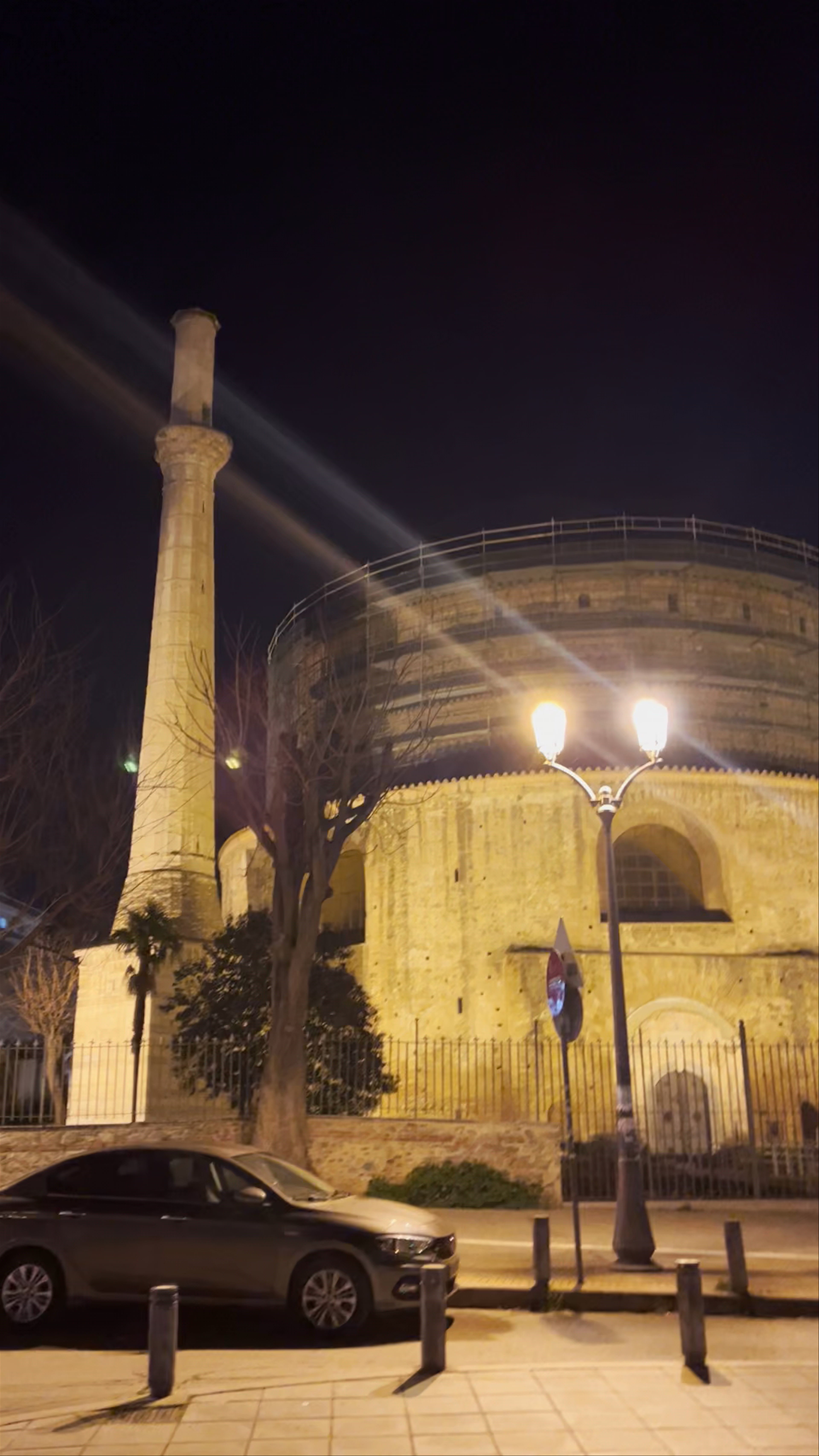 Rotònta Roman Temple: Nighttime Majesty in Thessaloniki