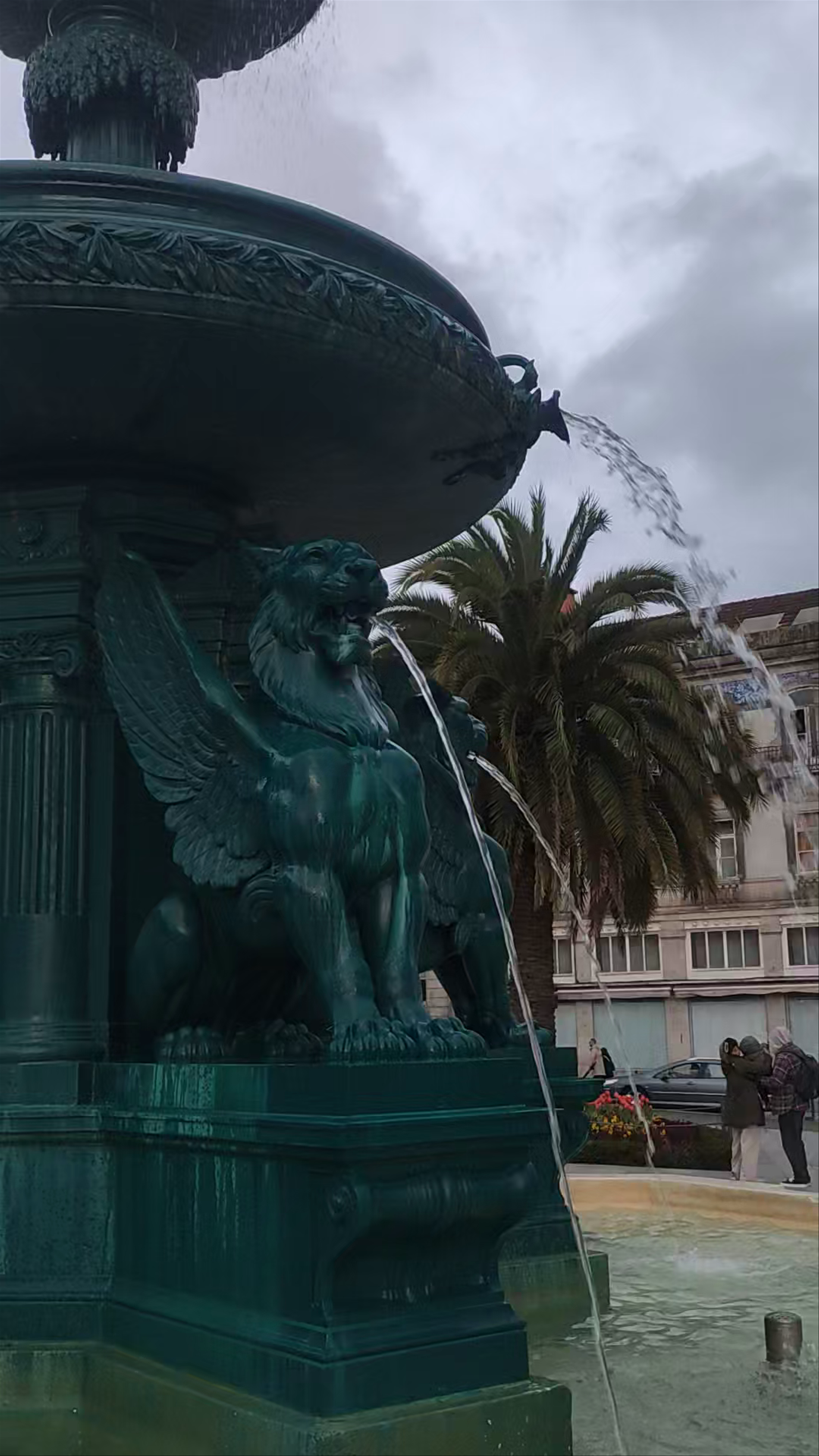 Fuente de los Leones: Iconic Fountain in Porto's Praça de Gomes Teixeira