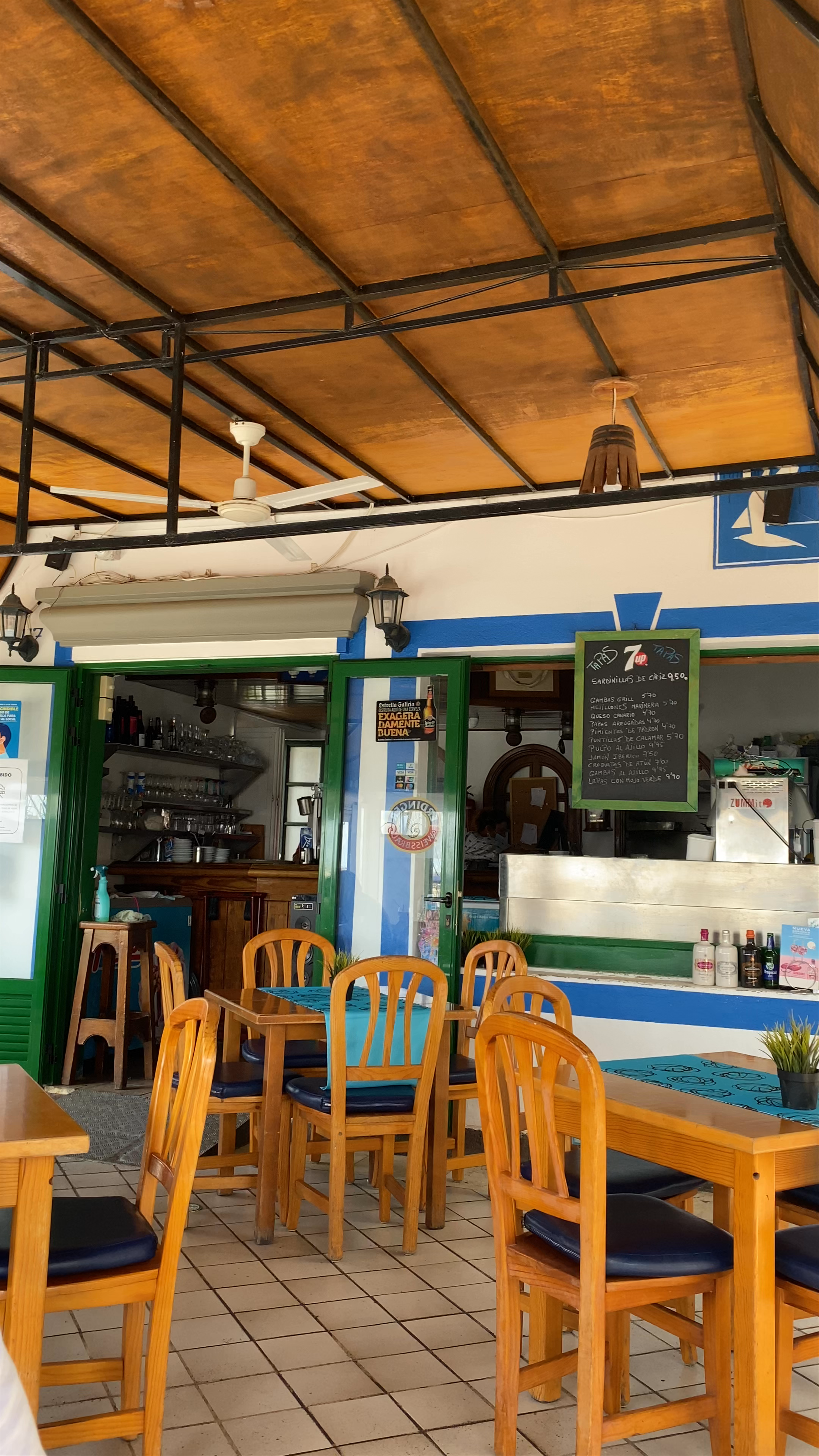 Taberna del Puerto: Cozy Seaside Dining in Lomo Quiebre, Canarias