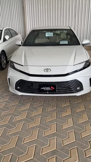 تويوتا كامري E 2025