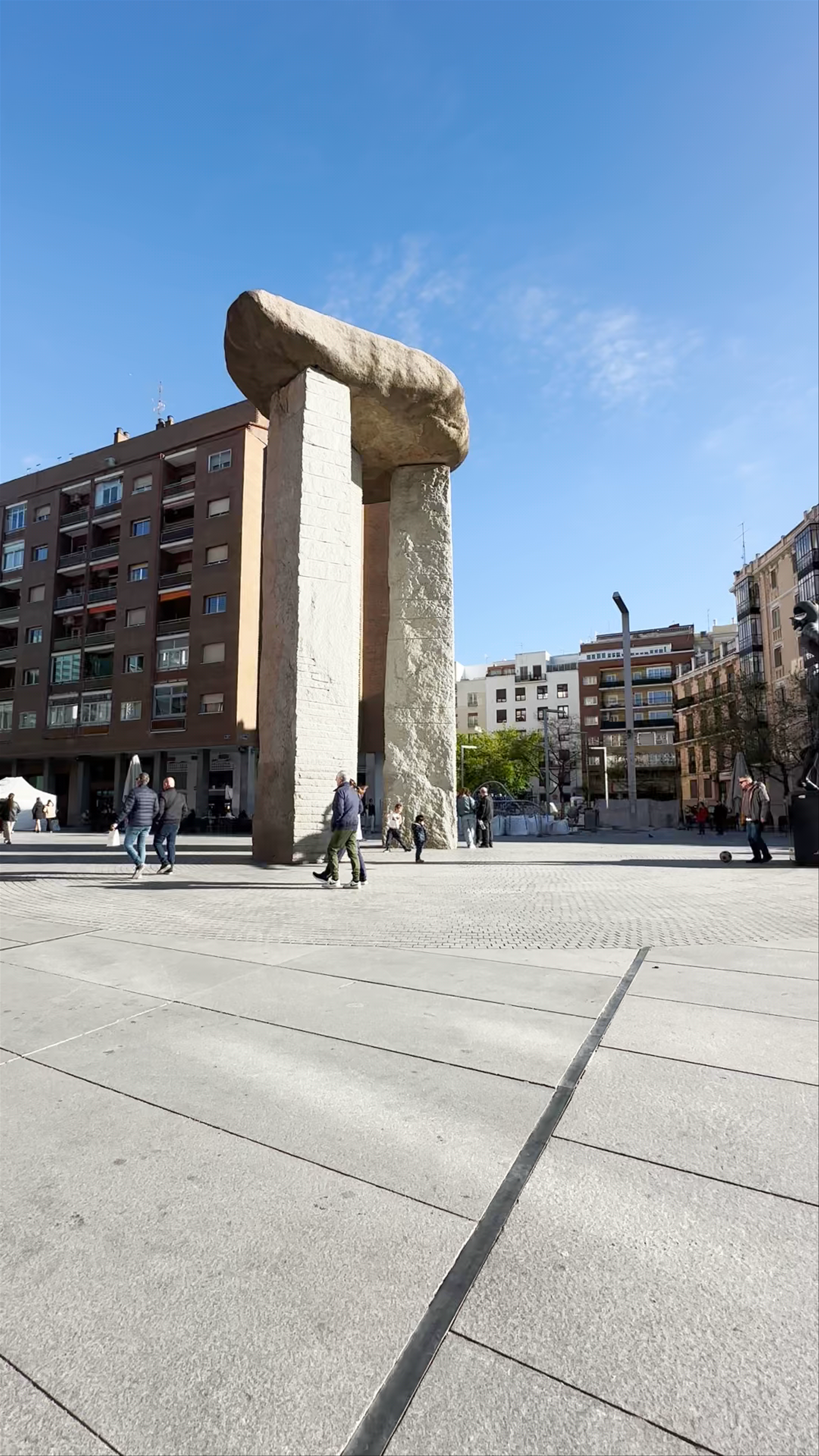 Newton y Dolmen de Dalí