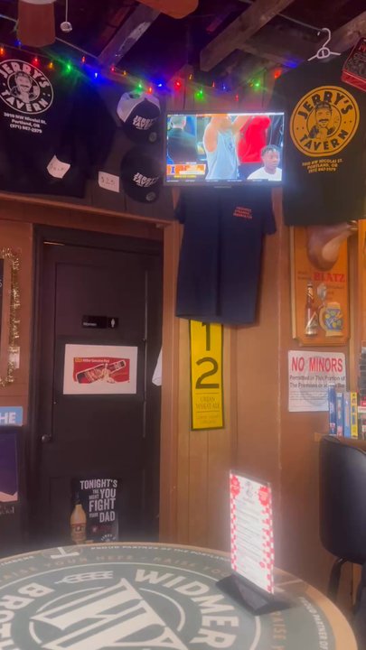 Jerry’s Tavern - Decor - Bars Near Me - Portland, Oregon