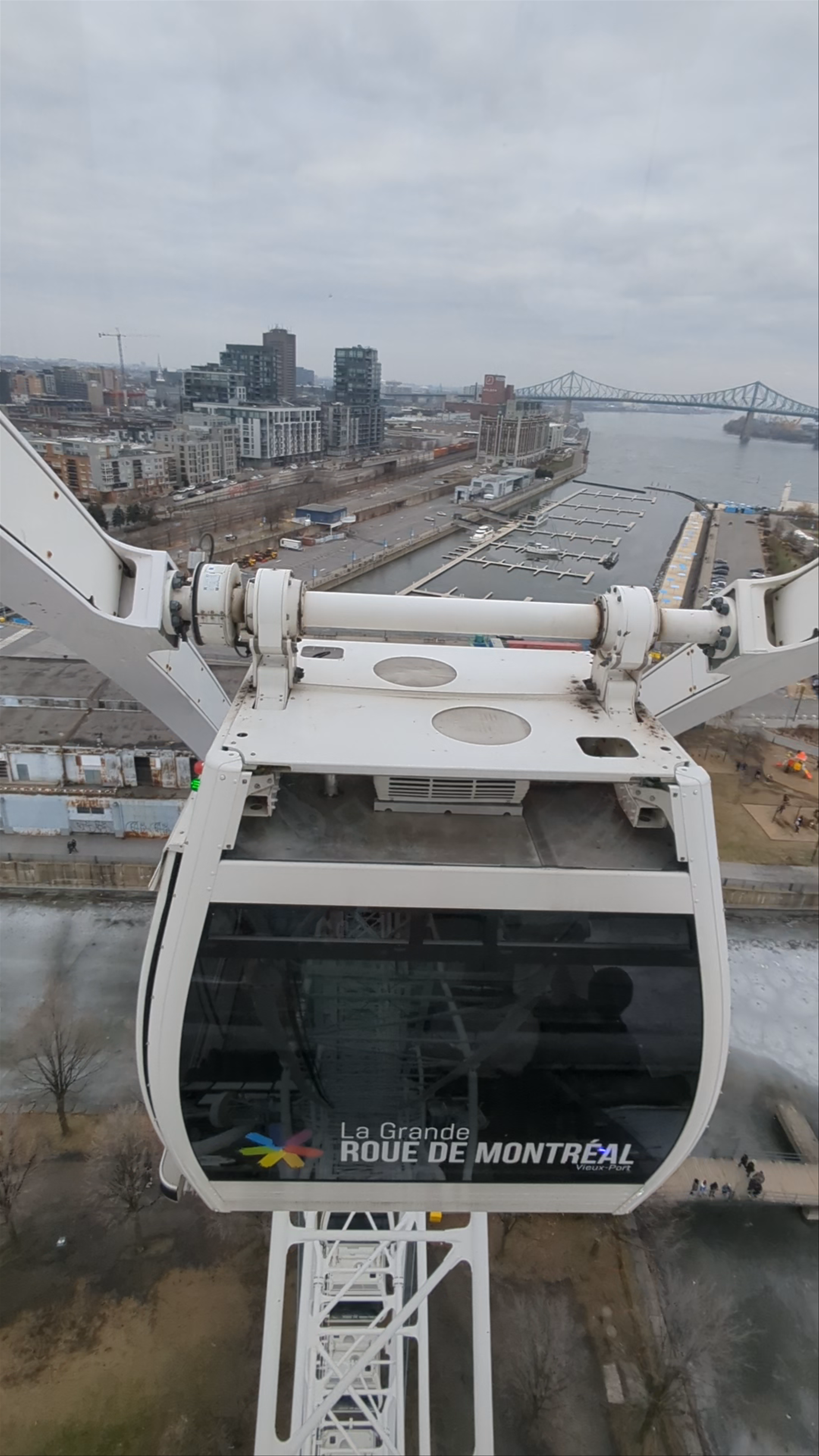 La Grande Roue de Montréal: Breathtaking Urban Views from the Iconic Ferris Wheel