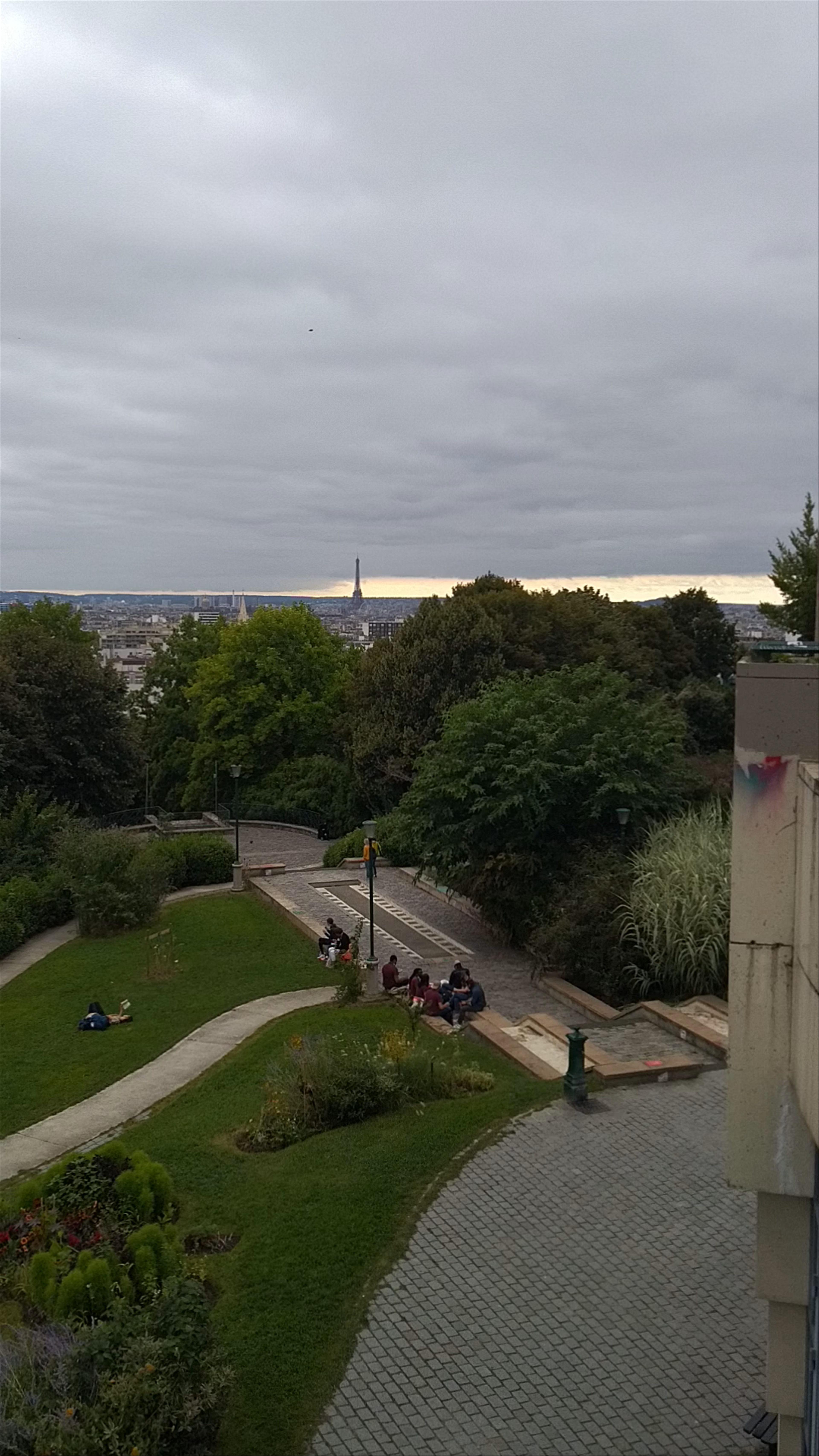 Belvédère de Belleville Panorama: Urban Oasis with Eiffel View in Paris