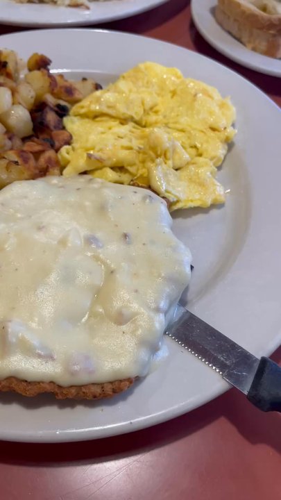 Lulu's Restaurant - American Near Me - Van Nuys, California