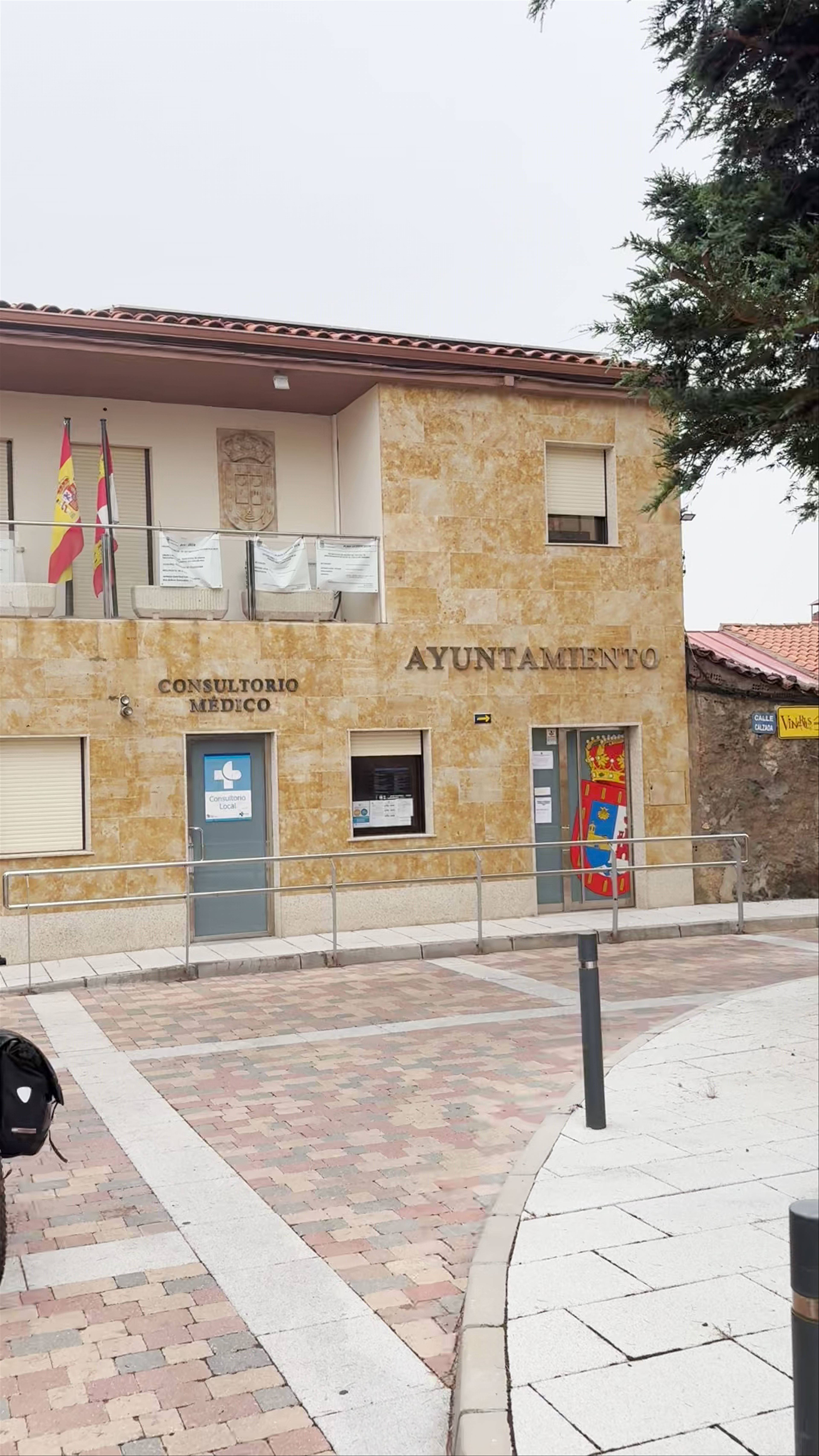 Castellanos de Villiquera Ayuntamiento and Local Mural Walk