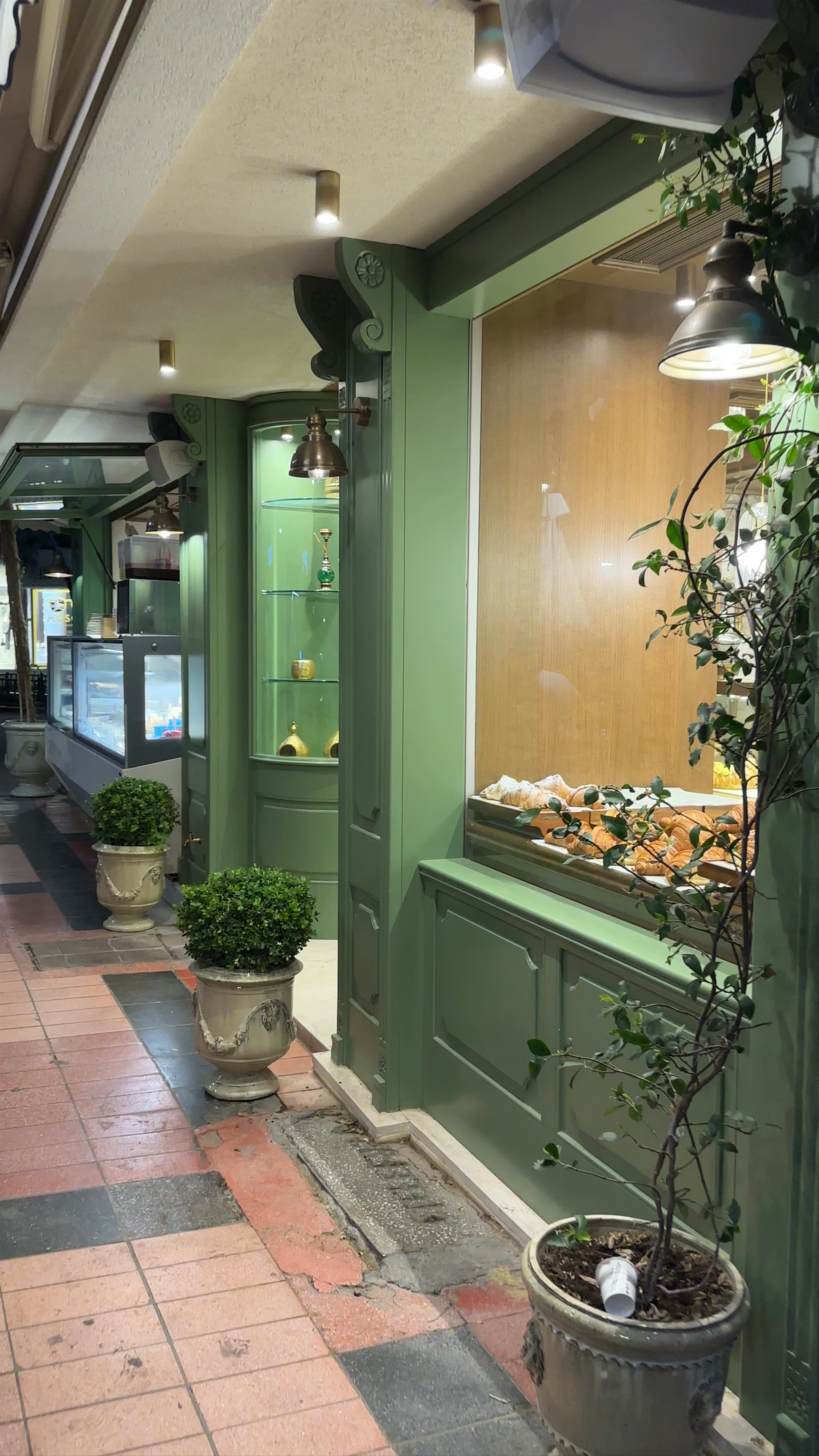 Alaköy Pastanesi: Cozy Evening Bakery in Kültür, İzmir