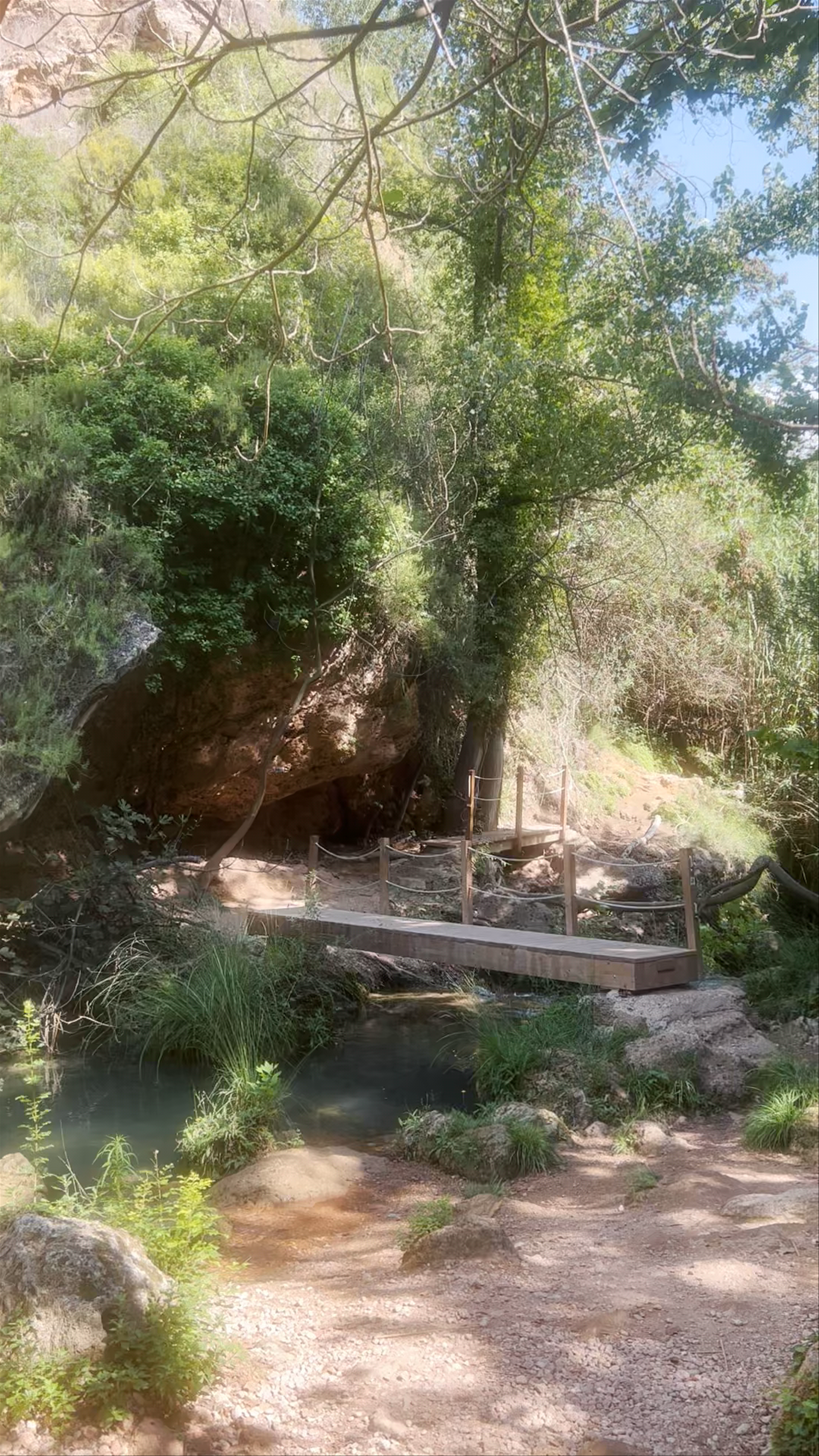 Ruta de las 3 Cascadas: Serene Waterfall Escape in Anna, Spain