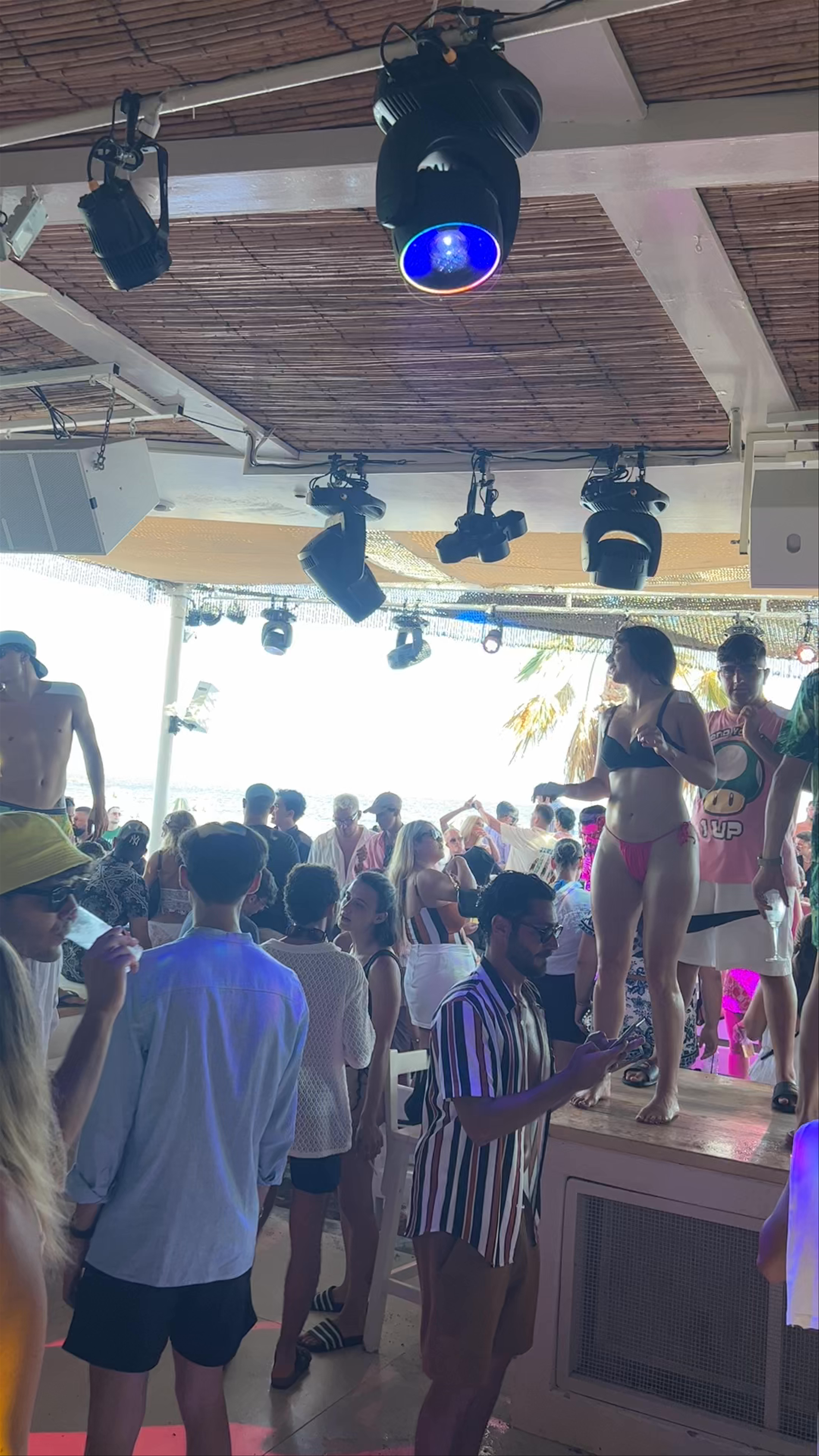Tropicana Beach Bar - Restaurant