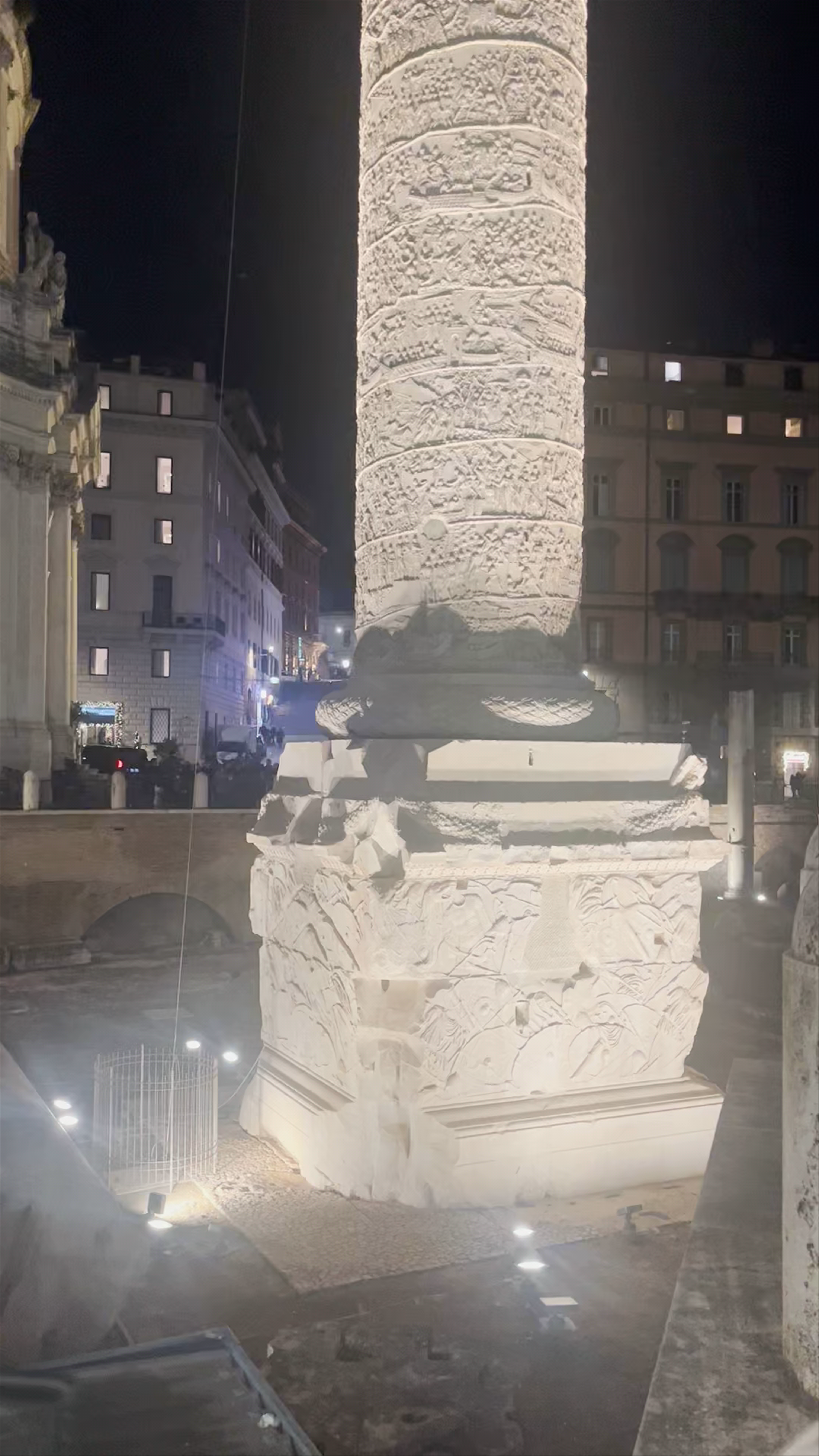 Columna de Trajano: Nighttime Elegance in Rome