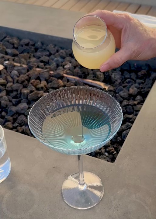 Iris Rooftop - Cocktail changes color - Cocktail Bars Near Me - Chattanooga, Tennessee
