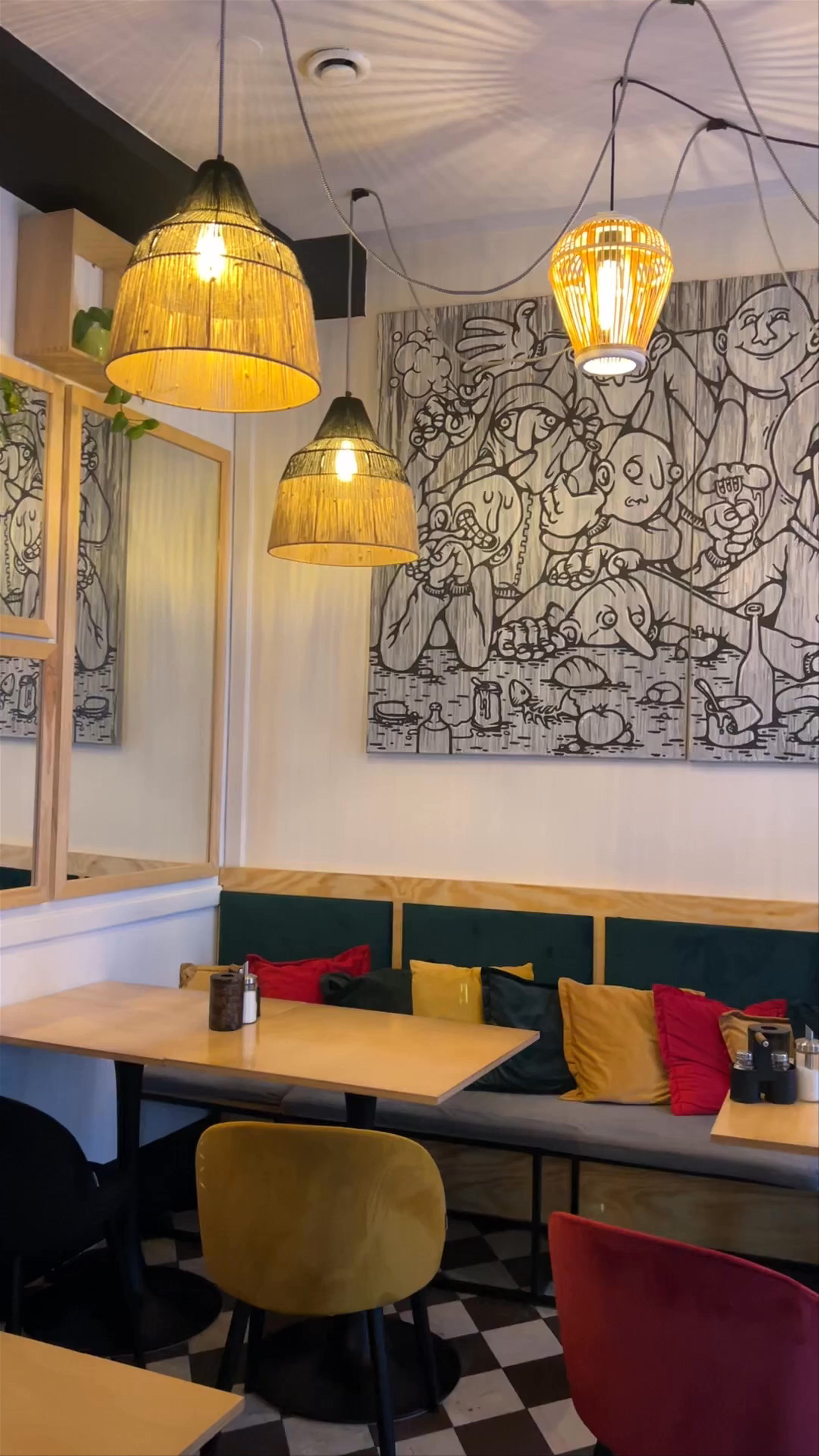 Pomelo Bistro Bar: Cozy Artistic Vibes in Gdańsk