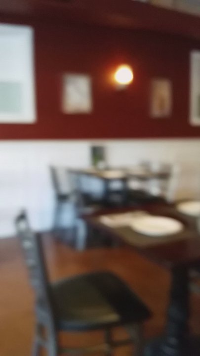 MO'NELISA - Clean bright dining room - Pizza Near Me - Point Lookout, New York